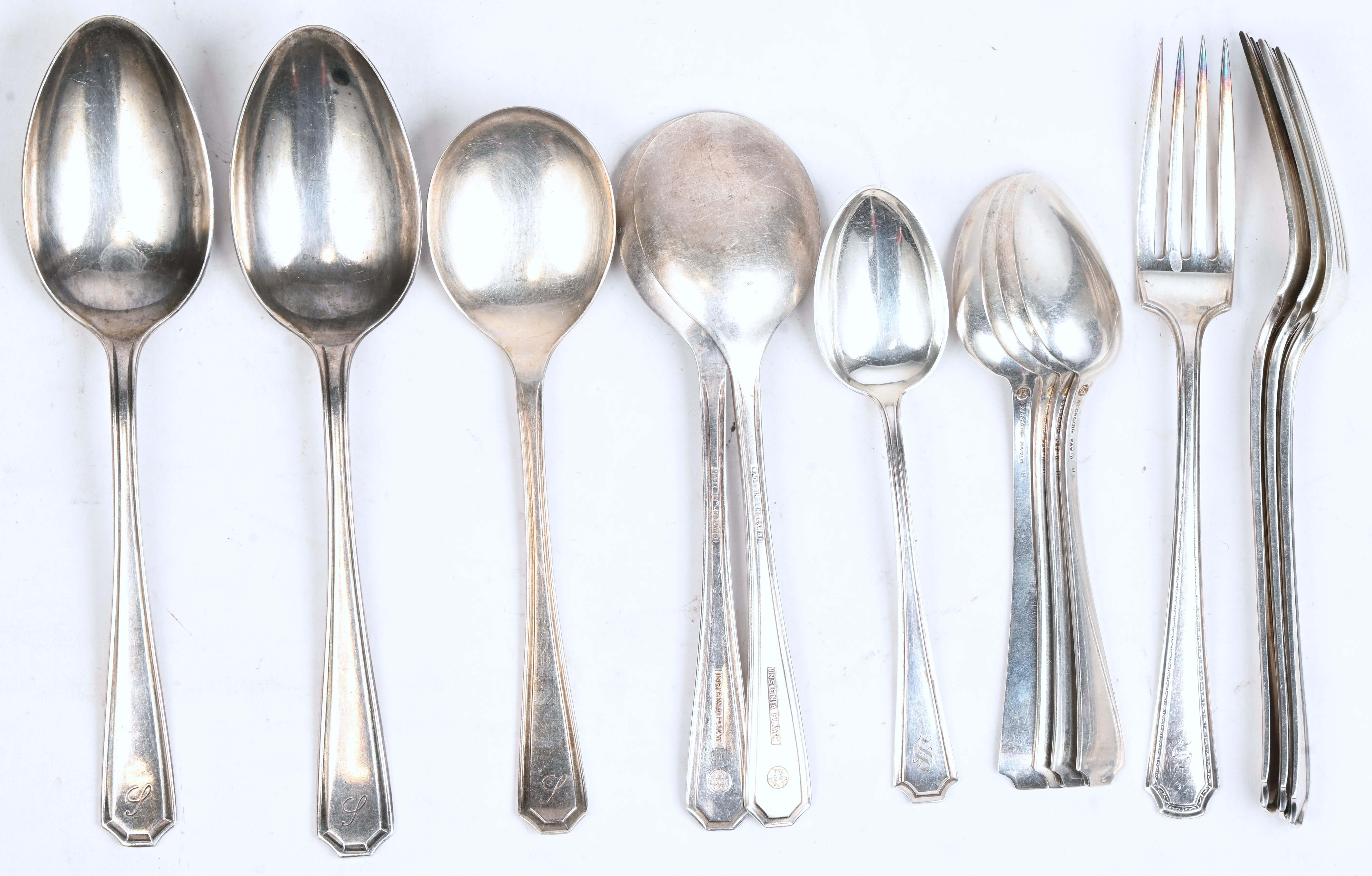 Een zilveren bestekdeel bestaande uit 4 vorken en 10 lepels van verschillende maten. Gemerkt sterling en gemonogrammeerd Een zilveren bestekdeel bestaande uit 4 vorken en 10 lepels van verschillende maten. Gemerkt sterling en gemonogrammeerd. 600 gram