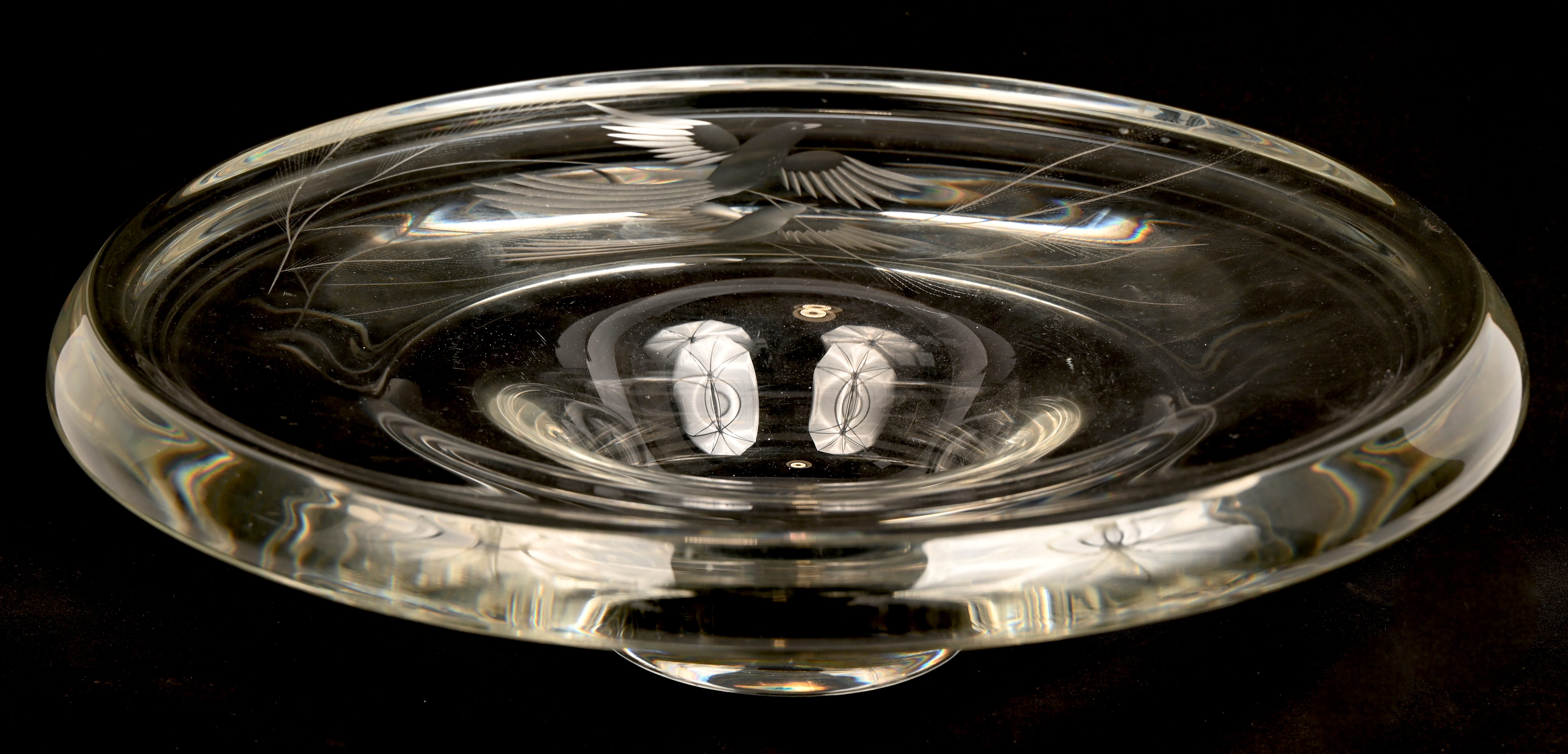 Een grote zware kristallen schaal met een geslepen decor van een vogel. Niet gemerkt Een grote zware kristallen schaal met een geslepen decor van een vogel. Niet gemerkt.