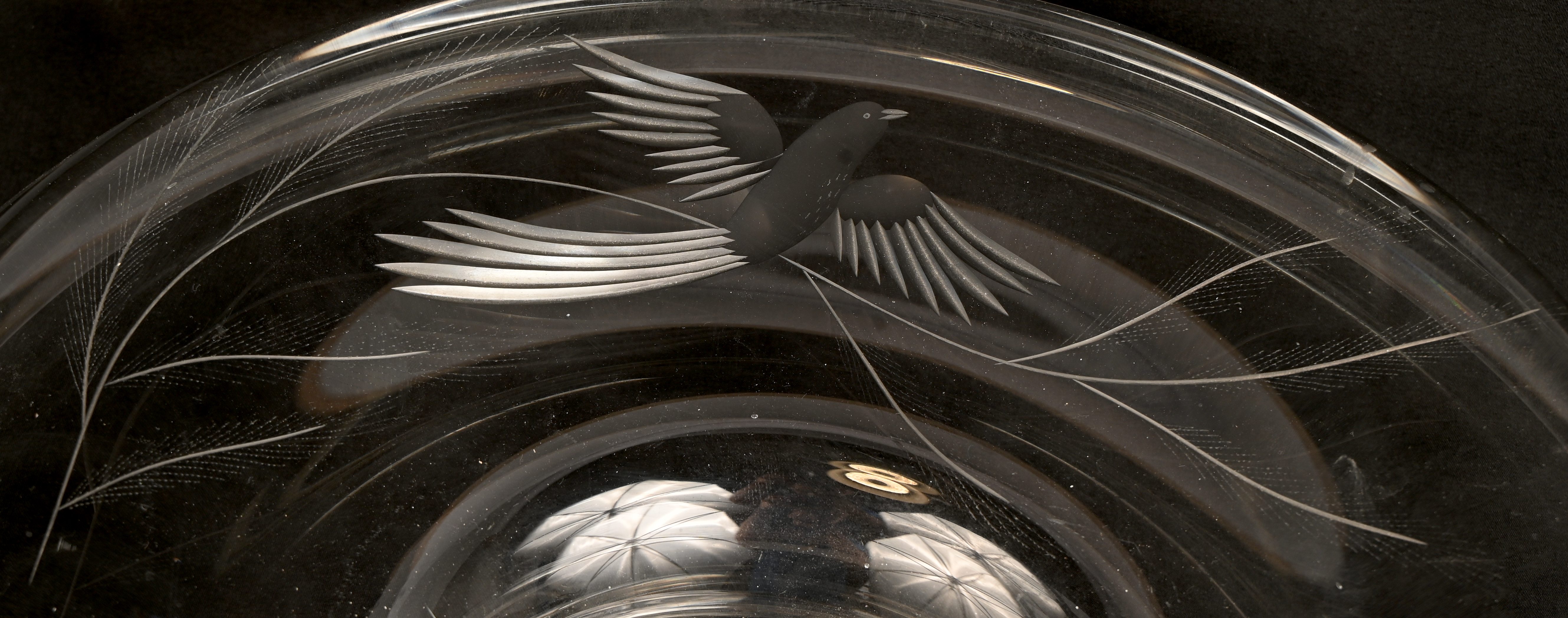 Een grote zware kristallen schaal met een geslepen decor van een vogel. Niet gemerkt Een grote zware kristallen schaal met een geslepen decor van een vogel. Niet gemerkt.