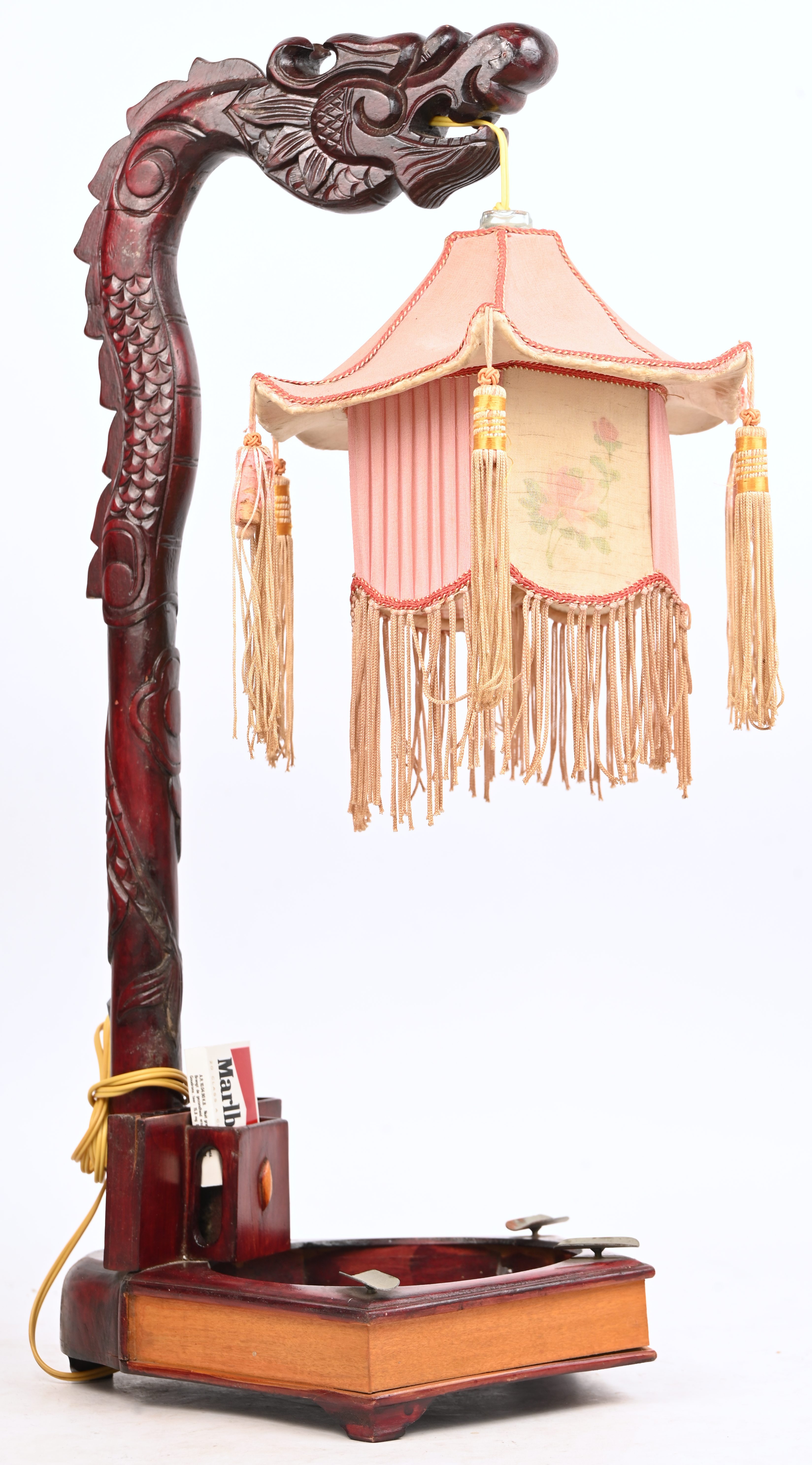 Een Chinese tafellamp met asbak en sigarettenhouder. Houten draak en lampion Een Chinese tafellamp met asbak en sigarettenhouder. Houten draak en lampion.