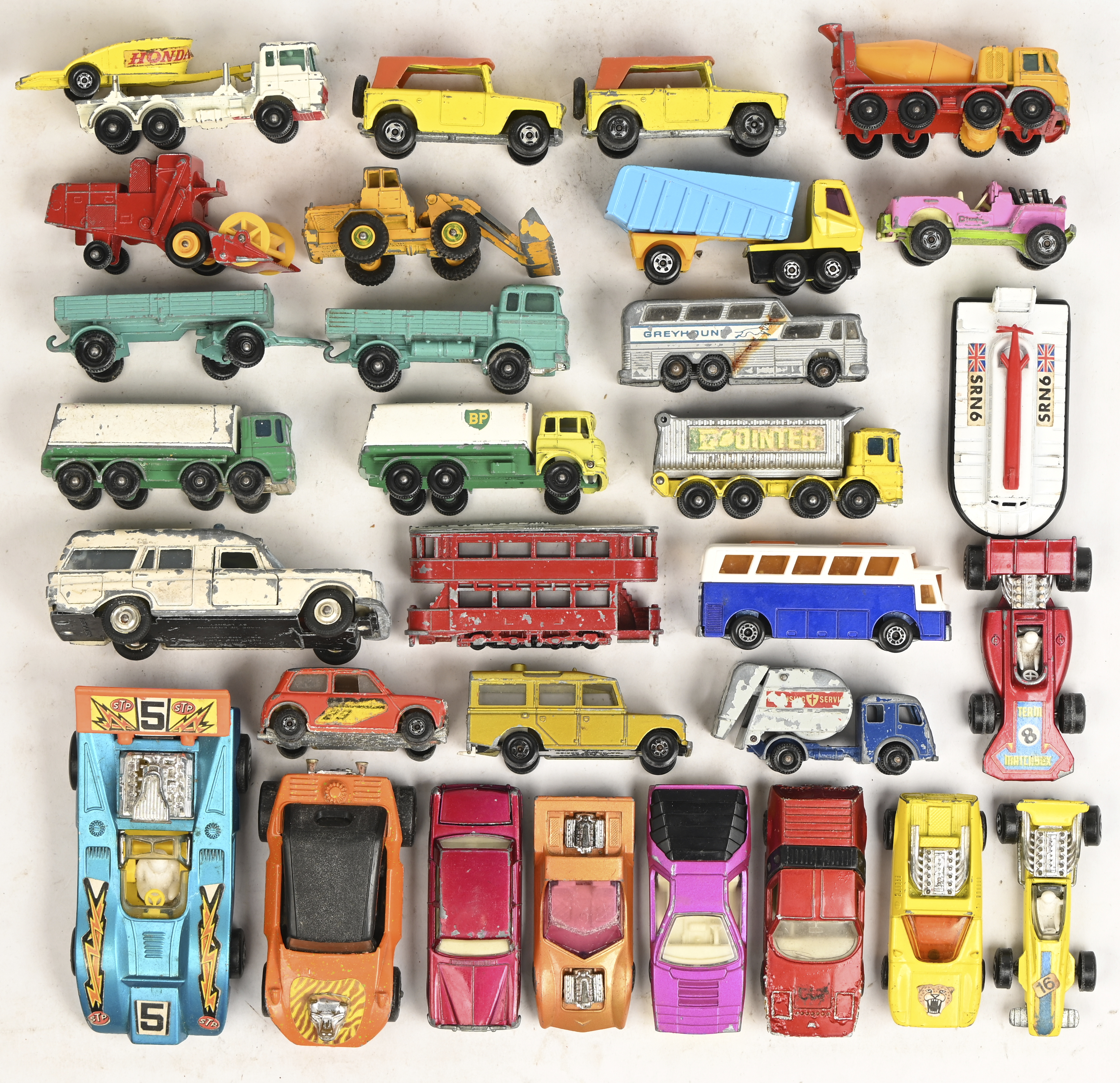 Een lot van 29 vintage Lensney/Matchbox auto’s, vrachtwagens, sportwagens, bussen etc Een lot van 29 vintage Lensney/Matchbox auto’s, vrachtwagens, sportwagens, bussen etc.