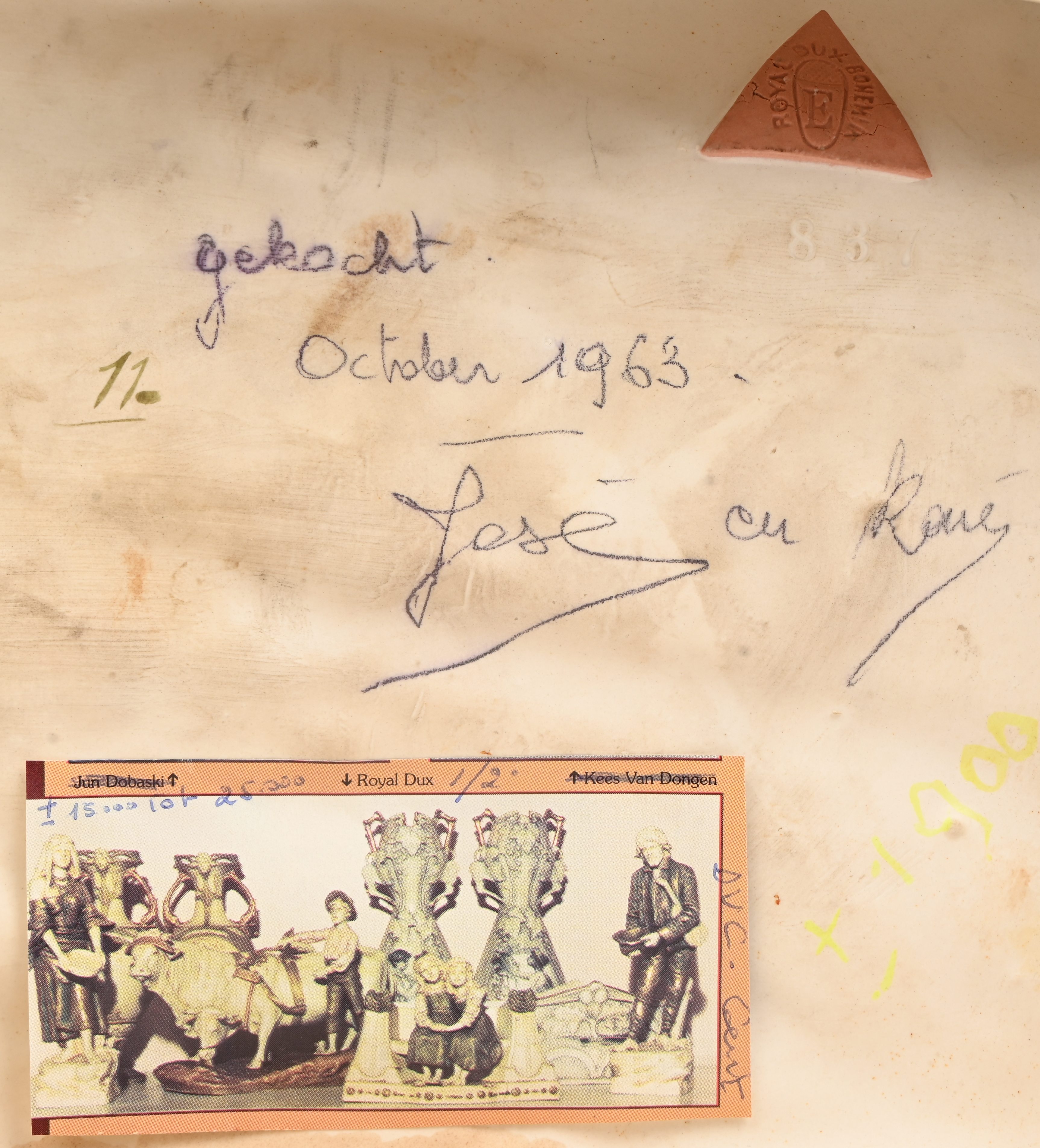 ‘Jongen met runderen’, een groep van Royal Dux porselein. Gemerkt ‘E’, begin 20ste eeuw ‘Jongen met runderen’, een groep van Royal Dux porselein. Gemerkt ‘E’, begin 20ste eeuw.