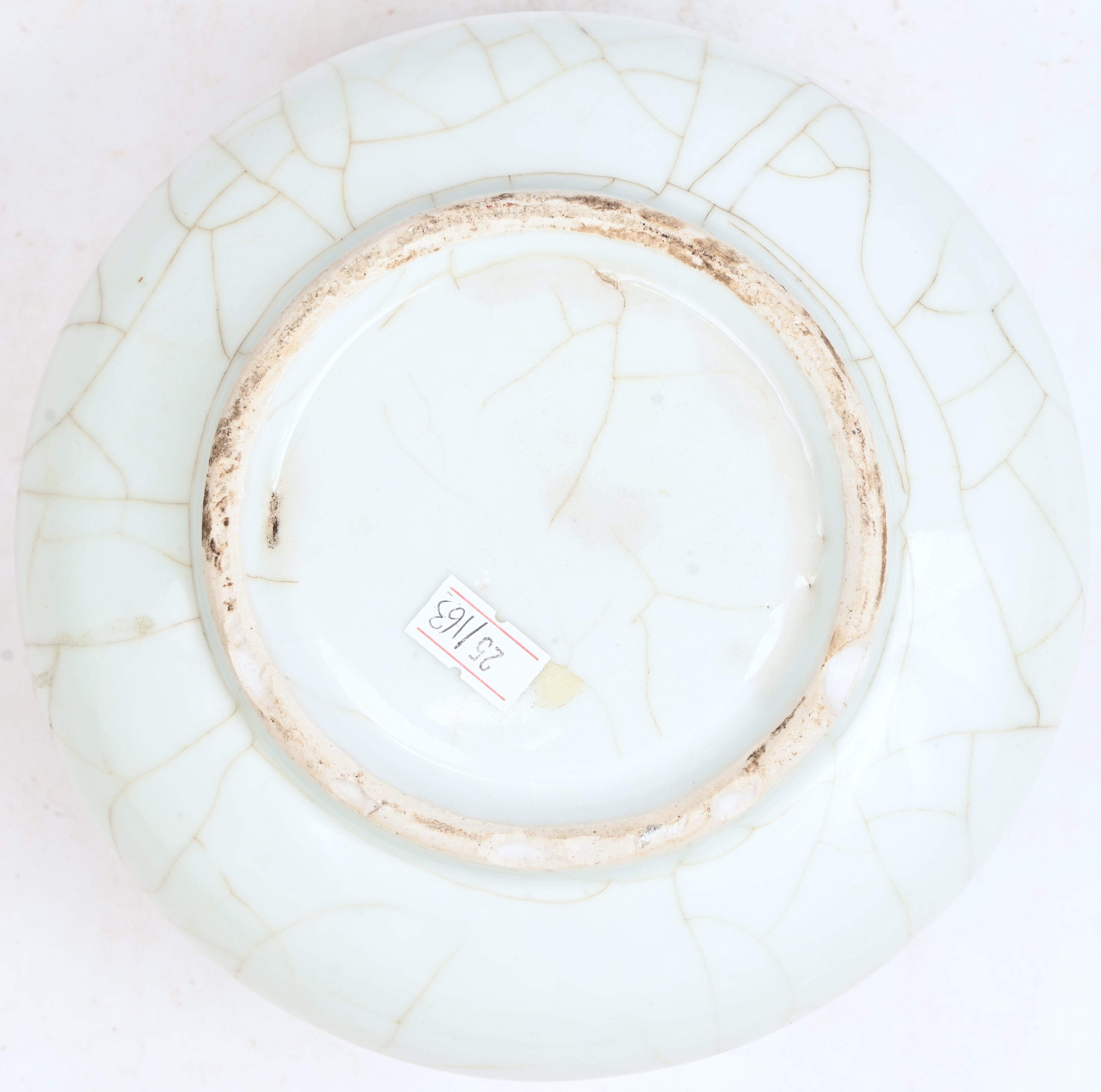 Een gecraqueleerde schaal met deksel in Celadon porselein. Schilfers van de voet Een gecraqueleerde schaal met deksel in Celadon porselein. Schilfers van de voet.