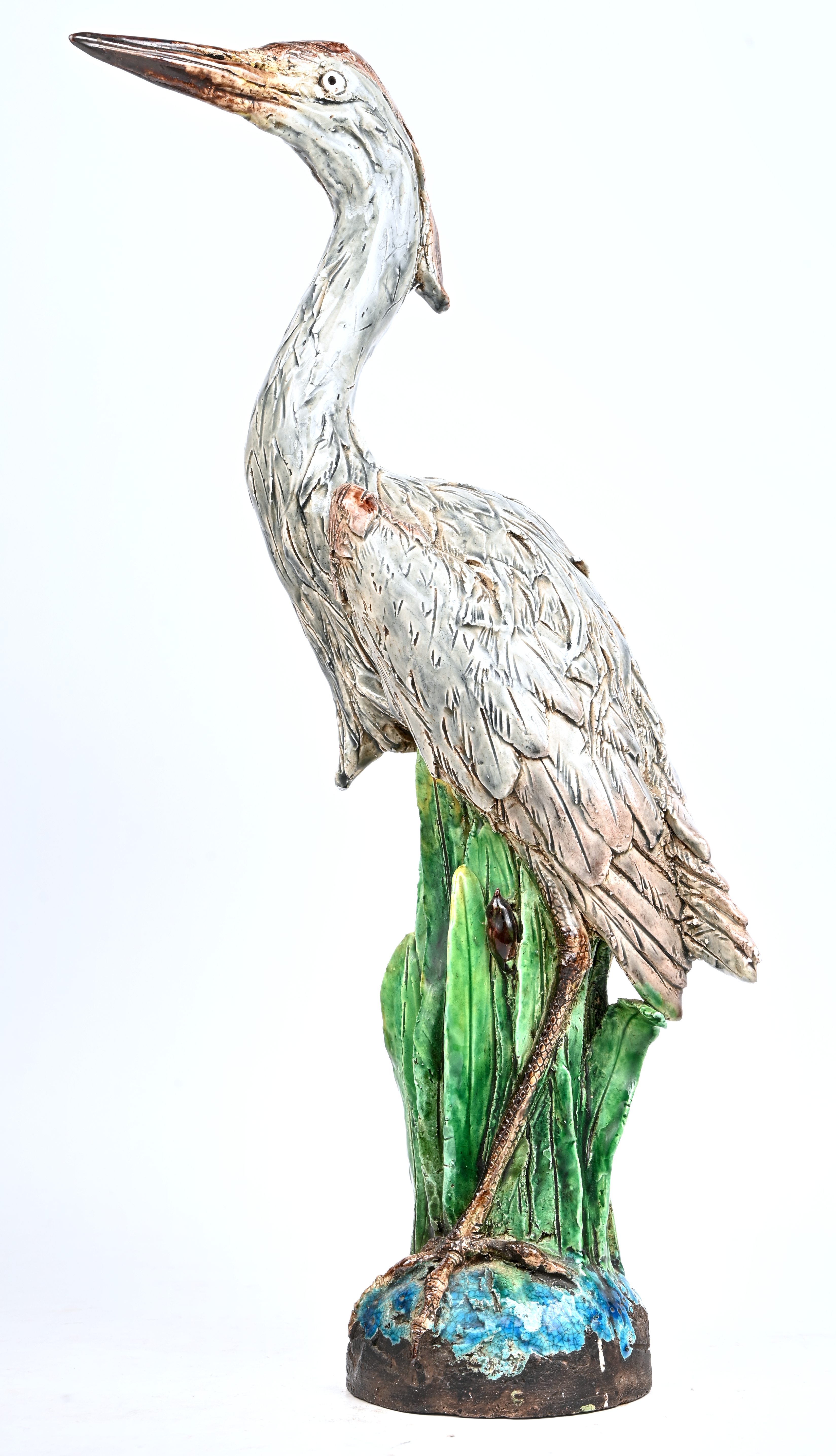 Een polychrome Chinees aardewerken reiger. Gelijmde snavel Een polychrome Chinees aardewerken reiger. Gelijmde snavel.