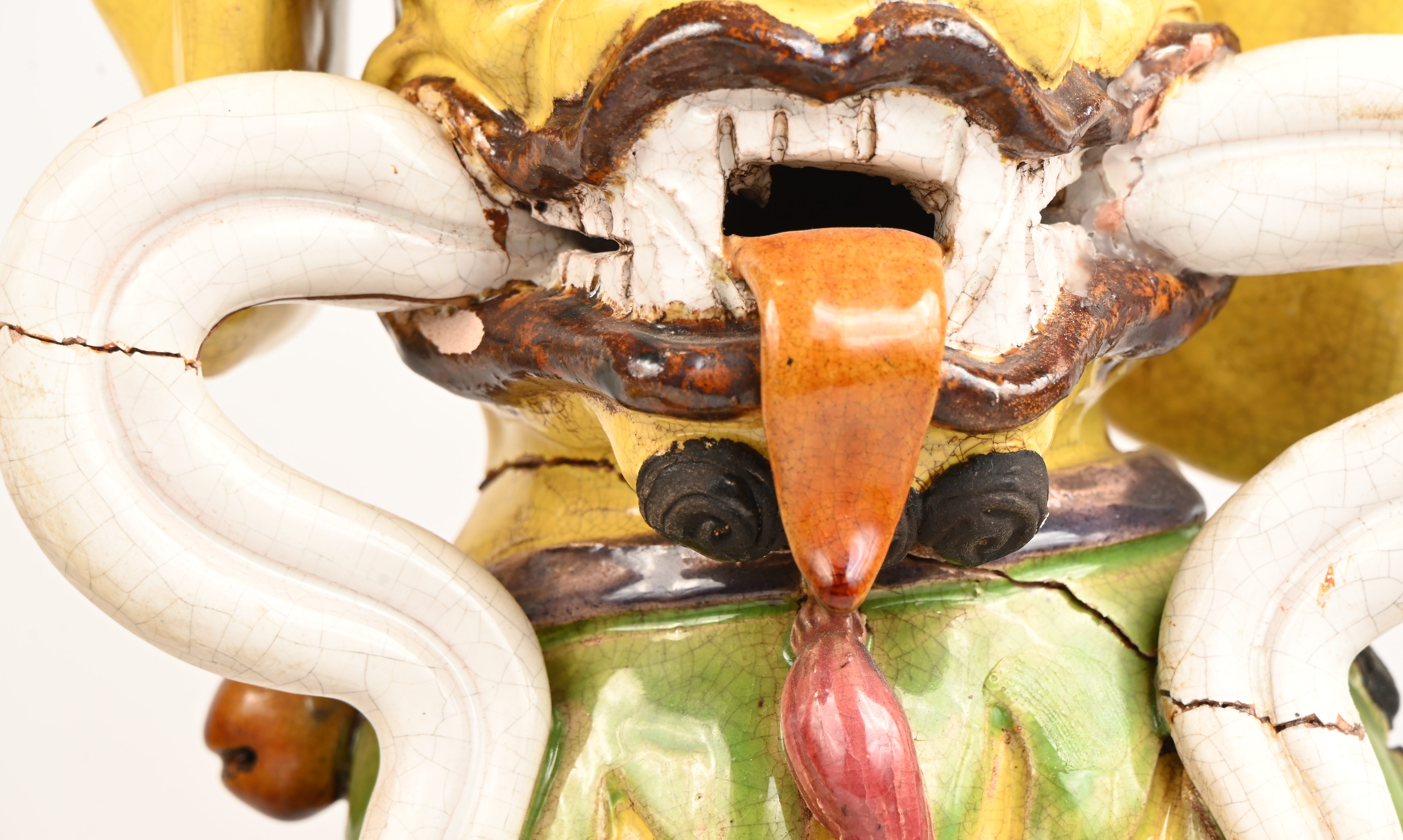 Een set polychroom geglazuurde Foo dogs op sokkel gezeten. Eén met kleine schade, de andere op meerdere plaatsen gelijmd Een set polychroom geglazuurde Foo dogs op sokkel gezeten. Eén met kleine schade, de andere op meerdere plaatsen gelijmd.