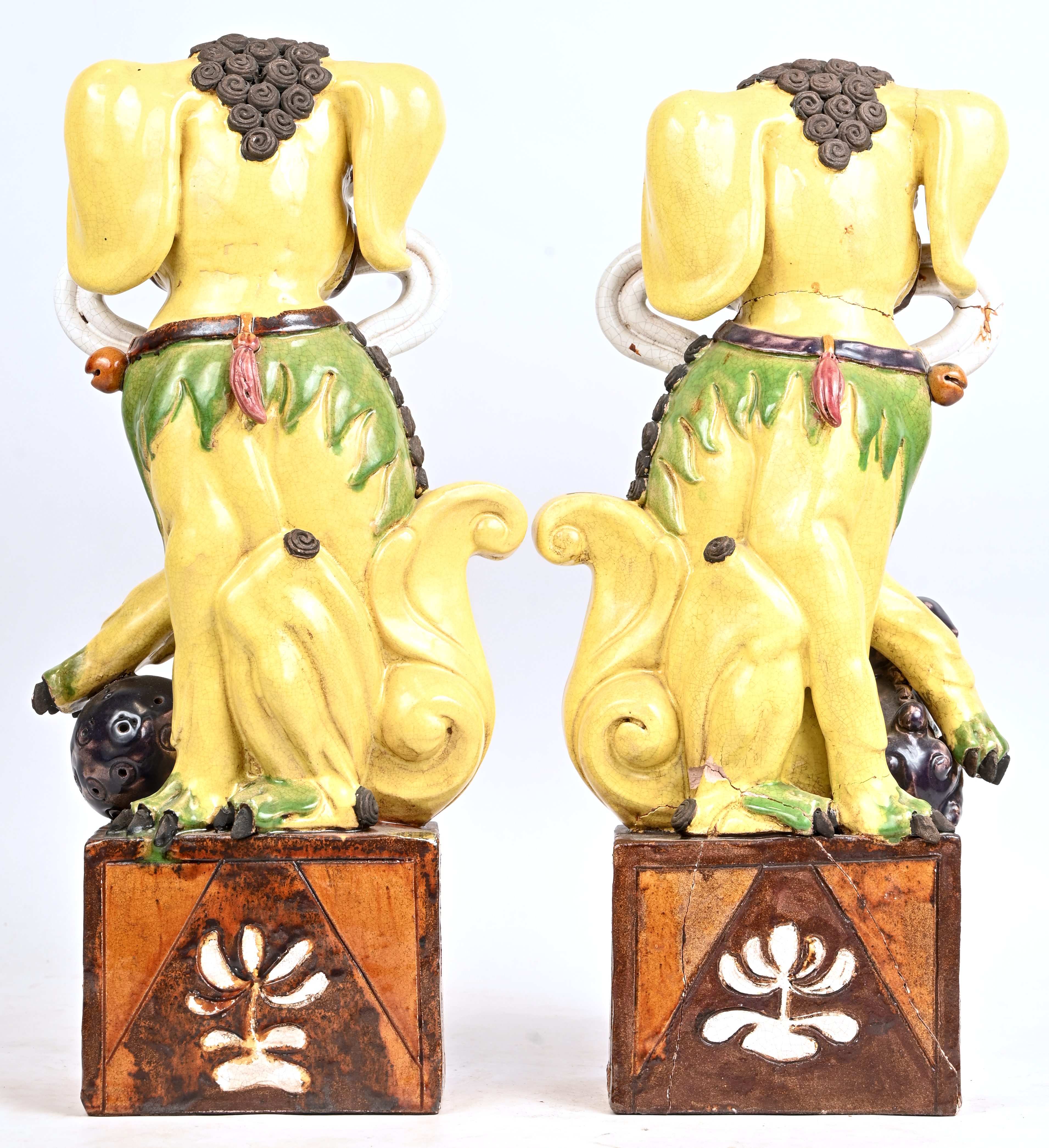 Een set polychroom geglazuurde Foo dogs op sokkel gezeten. Eén met kleine schade, de andere op meerdere plaatsen gelijmd Een set polychroom geglazuurde Foo dogs op sokkel gezeten. Eén met kleine schade, de andere op meerdere plaatsen gelijmd.