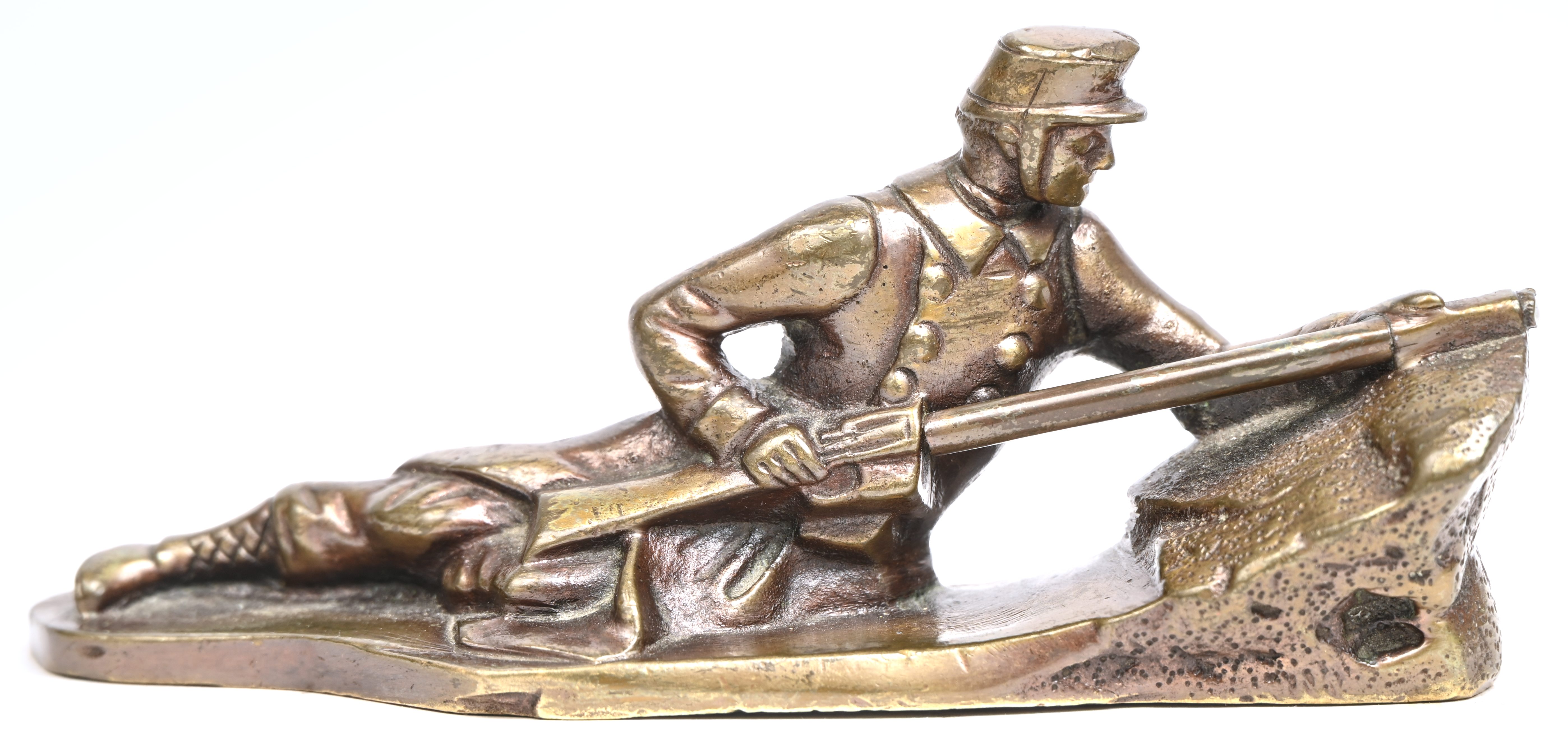 Een bronzen beeldje van een soldaat Een bronzen beeldje van een soldaat.