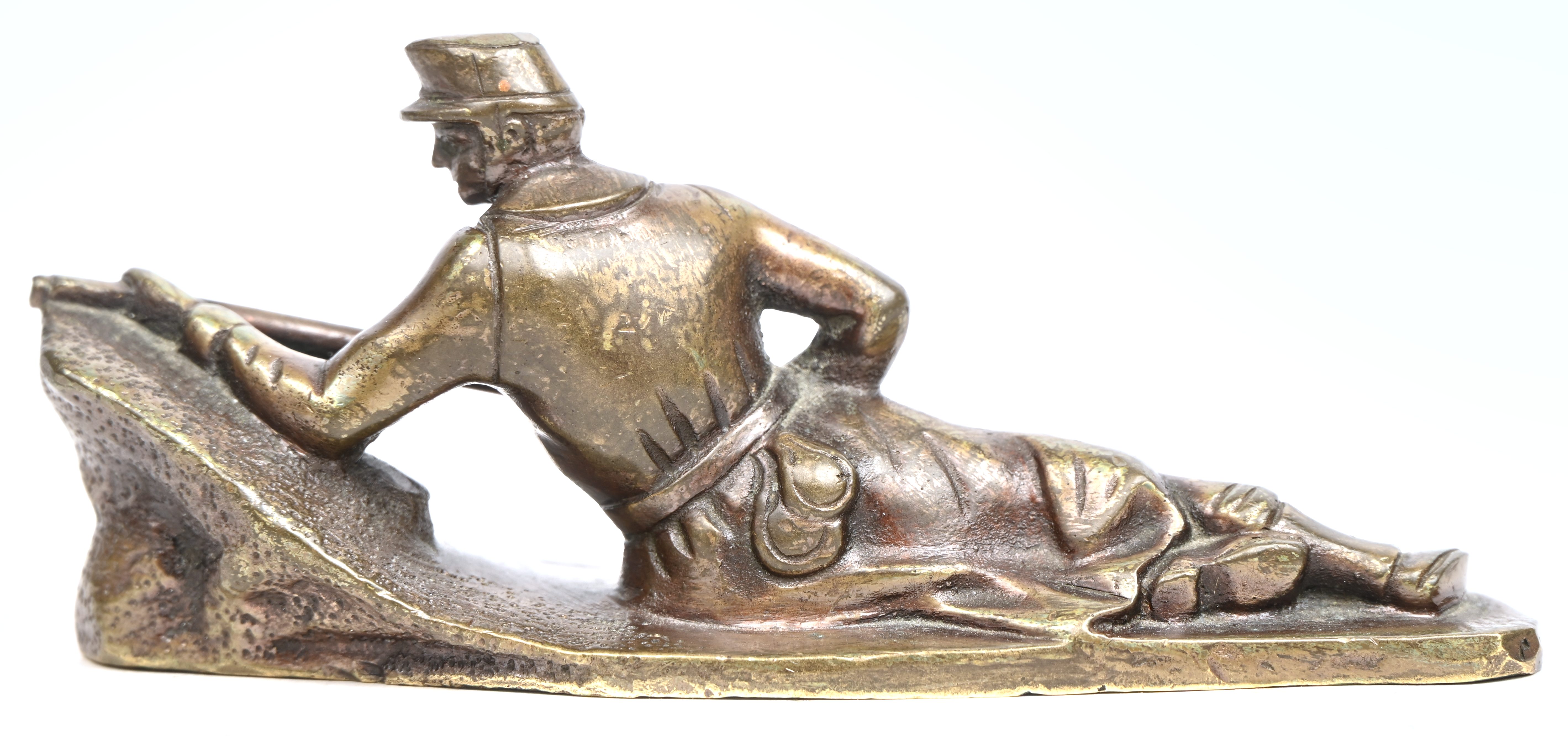 Een bronzen beeldje van een soldaat Een bronzen beeldje van een soldaat.