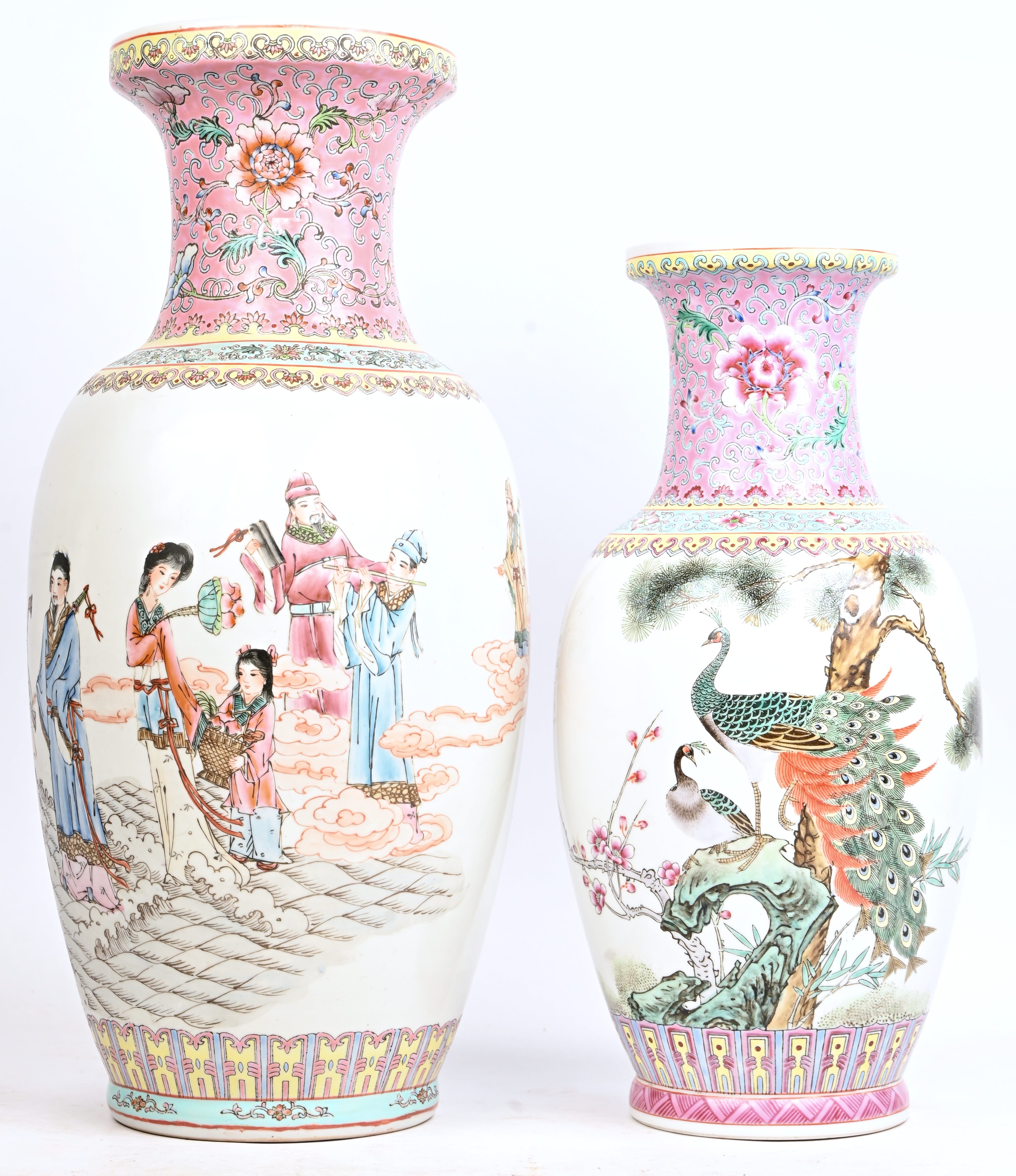 Twee vazen van meerkleurig Chinees porselein, famille rose Twee vazen van meerkleurig Chinees porselein, famille rose.