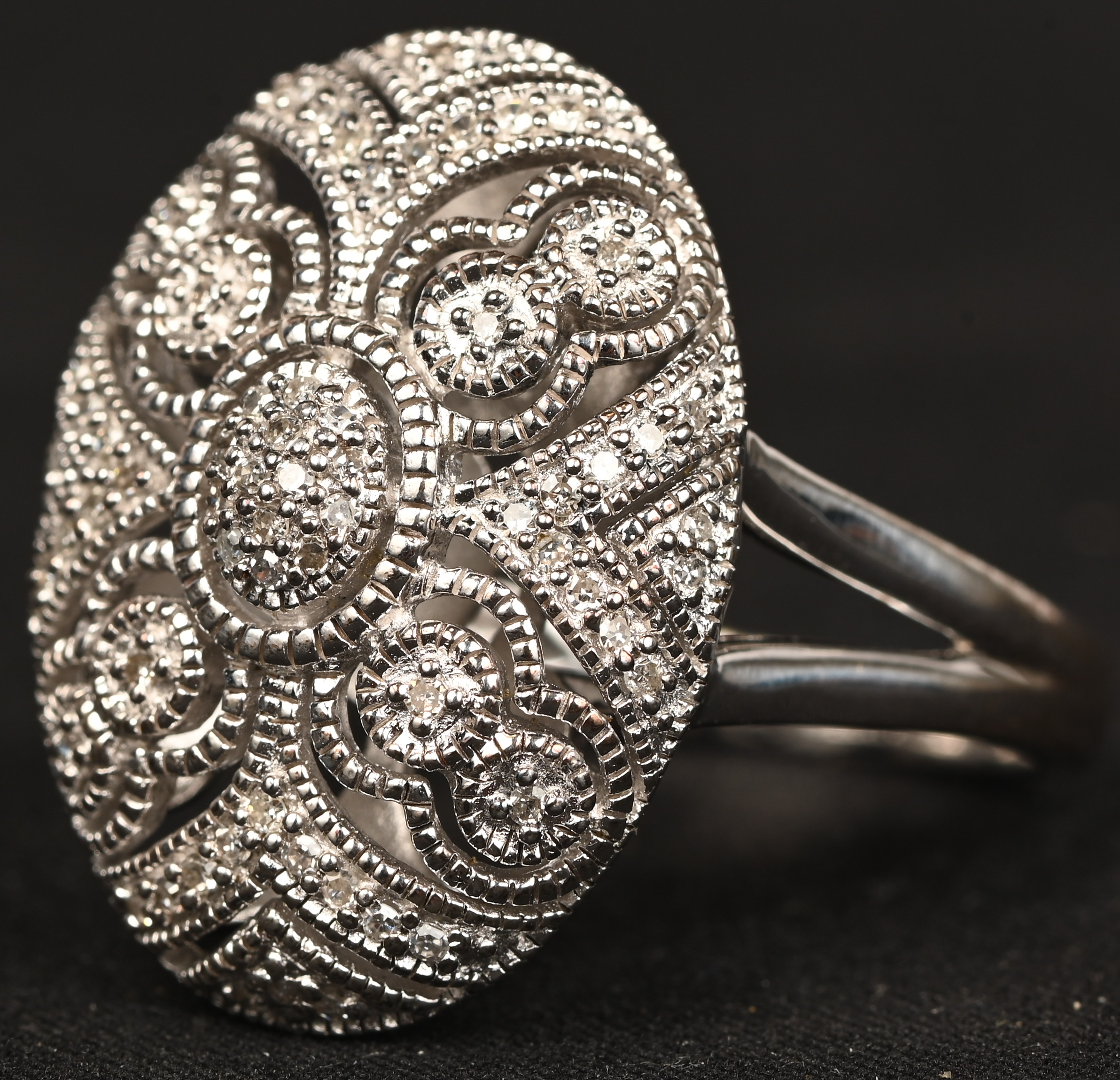 Een art deco zilveren ring 925‰ bezet met briljanten met een gezamenlijk gewicht van +- 0,88 ct Een art deco zilveren ring 925‰ bezet met briljanten met een gezamenlijk gewicht van +- 0,88 ct.
