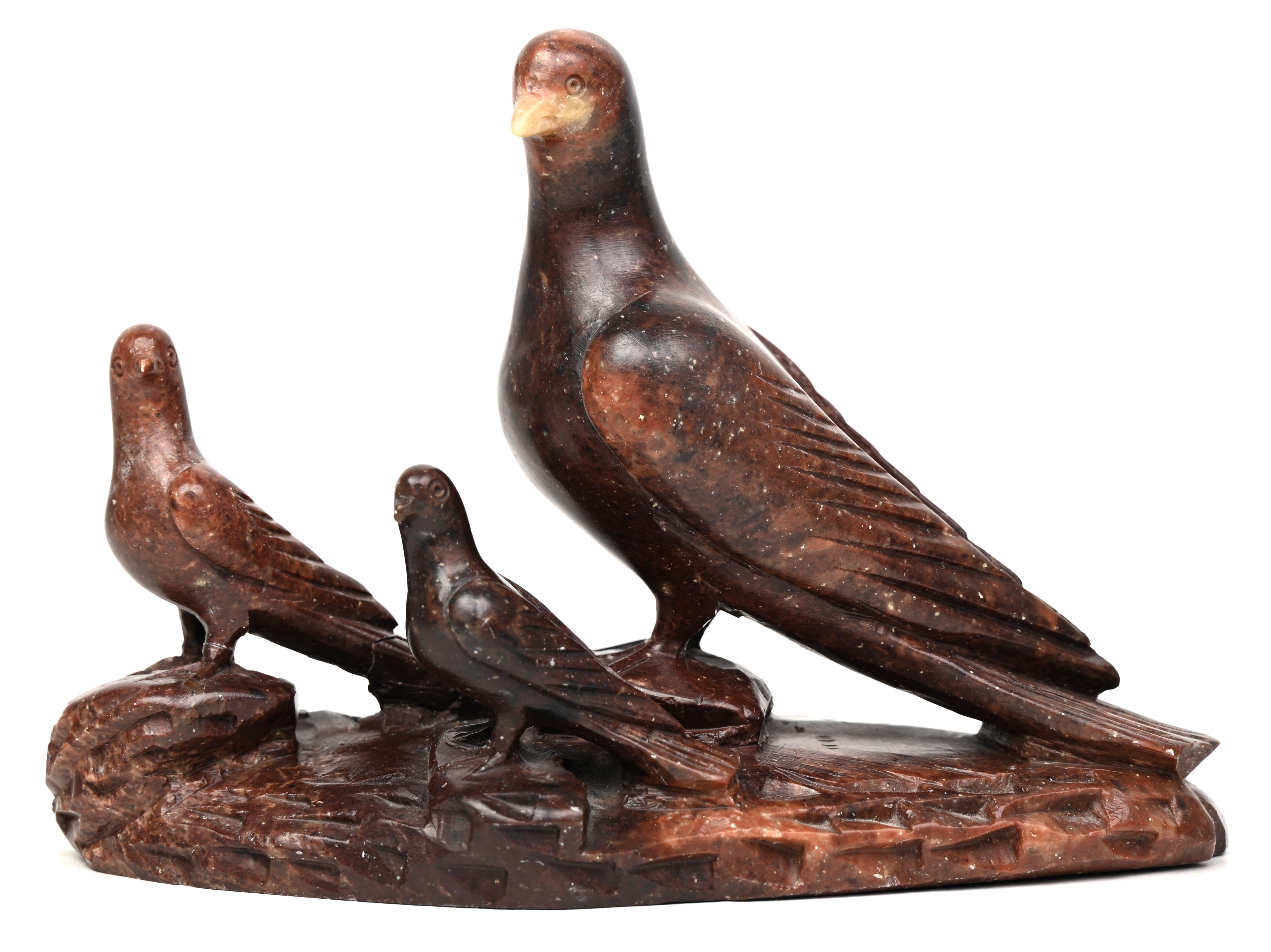 Een gesculpteerd zeepstenen groepje van drie vogeltjes. Eén vogeltje gelijmd Een gesculpteerd zeepstenen groepje van drie vogeltjes. Eén vogeltje gelijmd.