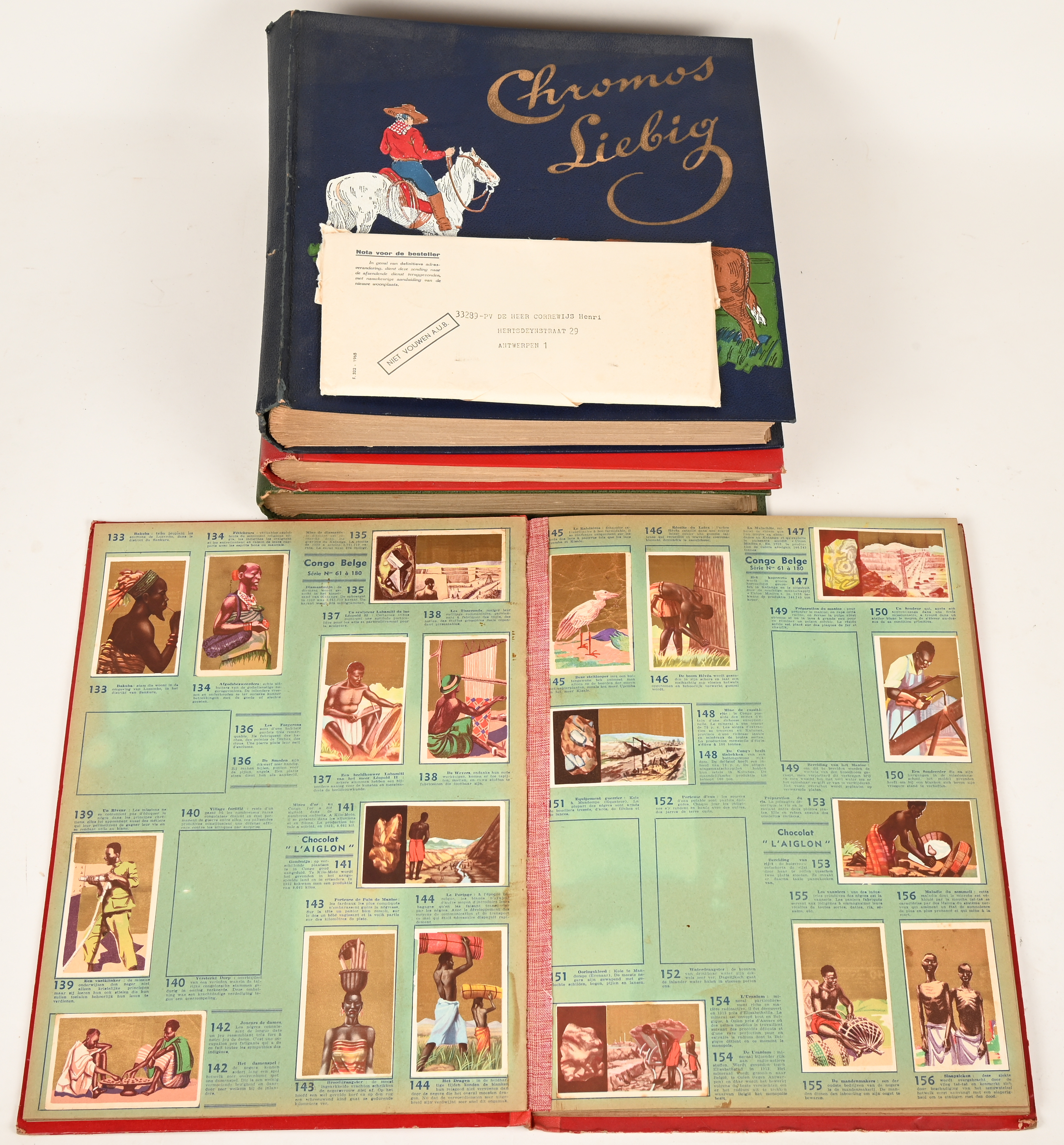Een kavel bestaande uit drie - Liebig chromo-albums, een stickerboek van Chocolat Aigon en een kleine collectie postzegels van speciale uitgaven Een kavel bestaande uit drie - Liebig chromo-albums, een stickerboek van Chocolat Aigon en een kleine collectie postzegels van speciale uitgaven.