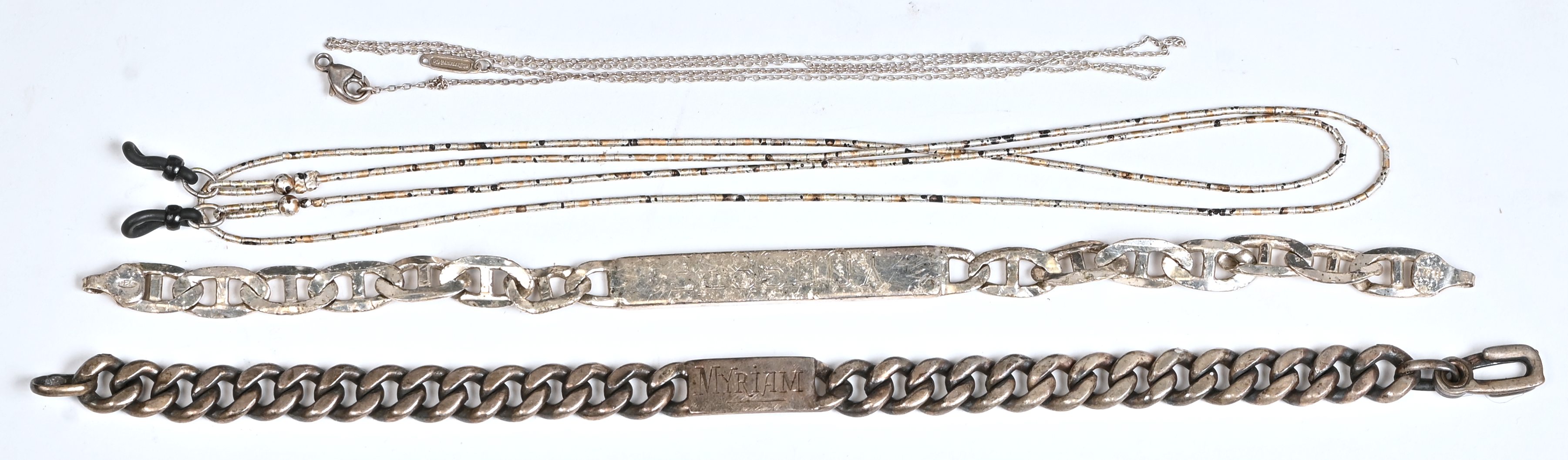 Twee verschillende schakelarmbanden een brillenketting en een te herstellen ketting van zilver Twee verschillende schakelarmbanden een brillenketting en een te herstellen ketting van zilver.