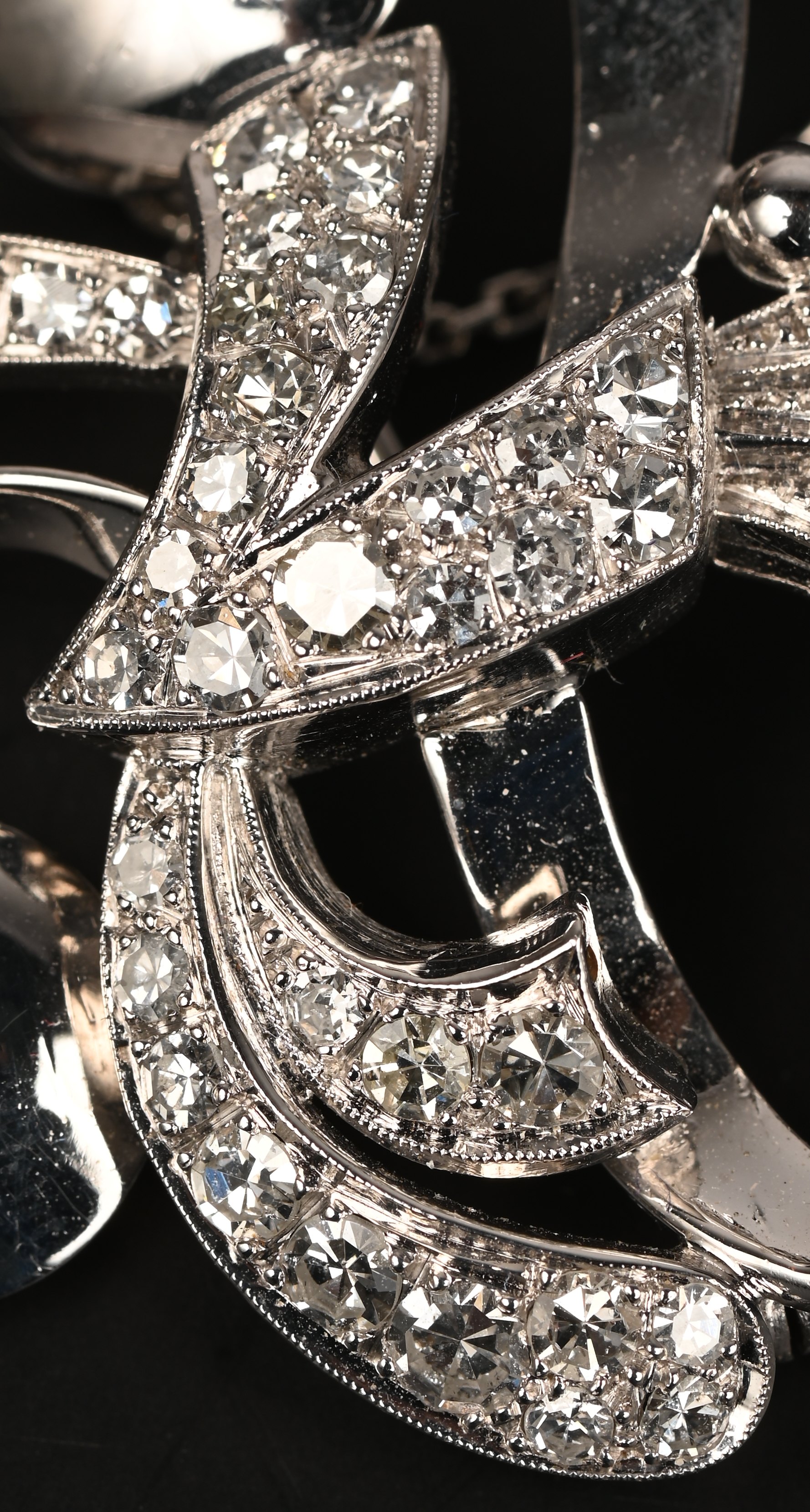 Een 18 kt platina broche bezet met briljanten met een gezamenlijk gewicht van +- 1 ct Een 18 kt platina broche bezet met briljanten met een gezamenlijk gewicht van +- 1 ct.