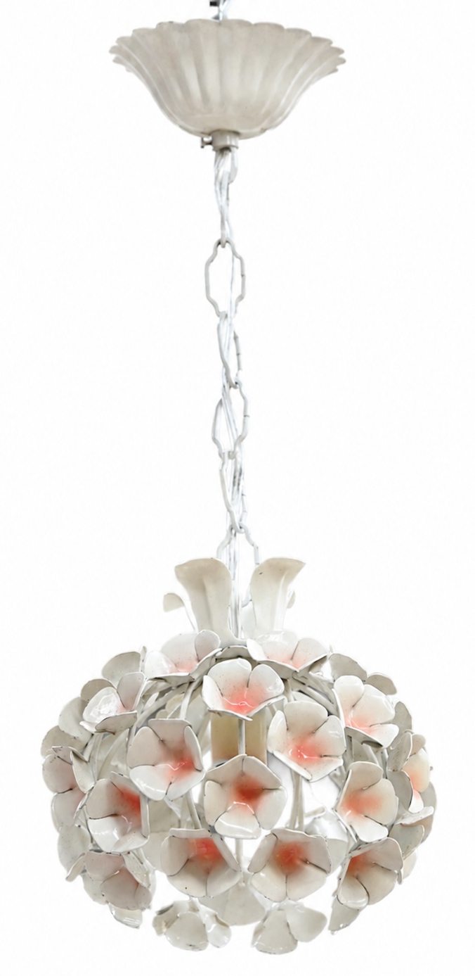 Een vintage metalen hanglamp gevormd als een bol bloemen Een vintage metalen hanglamp gevormd als een bol bloemen.