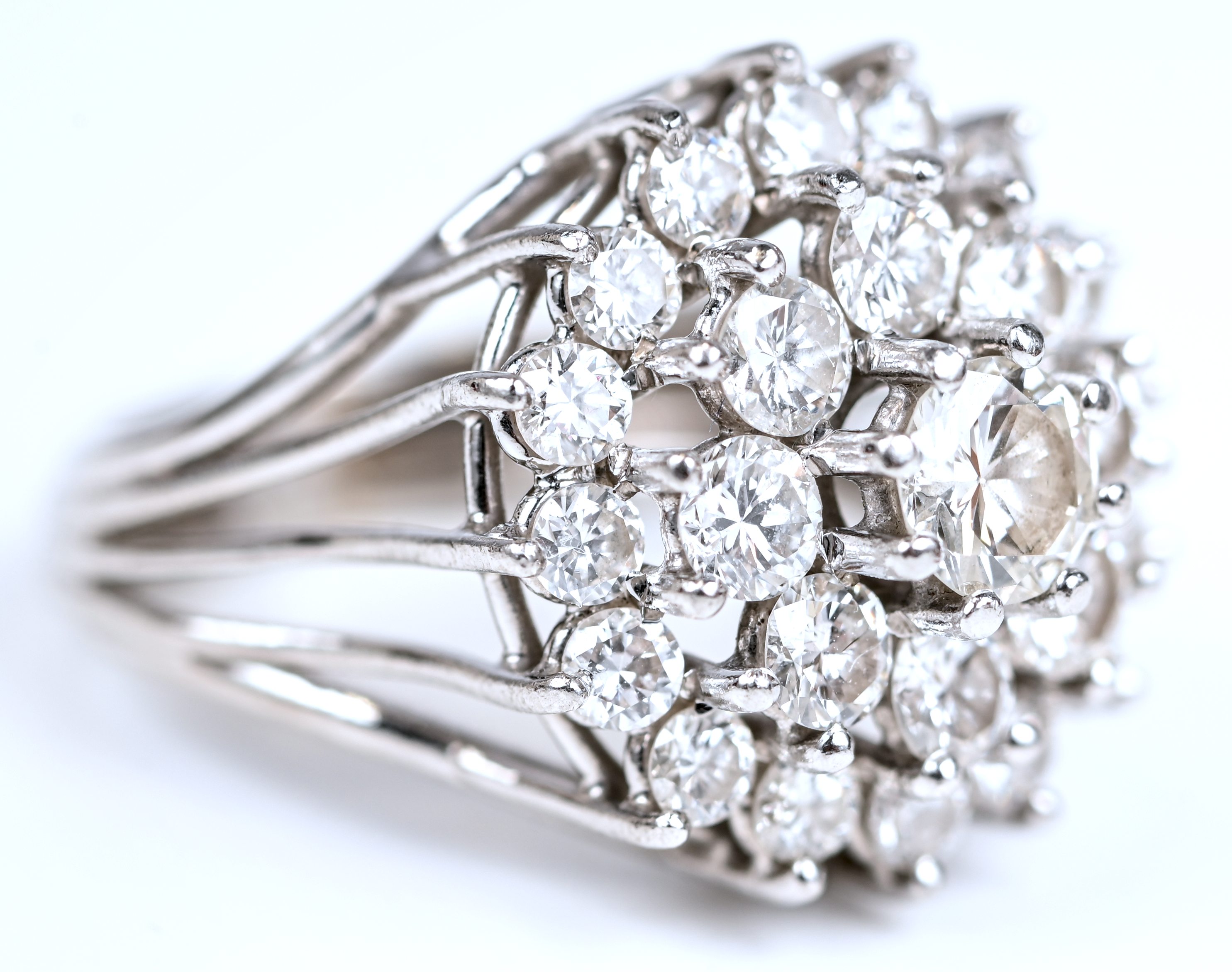 Een 18 karaats witgouden ring bezet met briljanten met een gezamenlijk gewicht van +- 2 ct Een 18 karaats witgouden ring bezet met briljanten met een gezamenlijk gewicht van +- 2 ct.