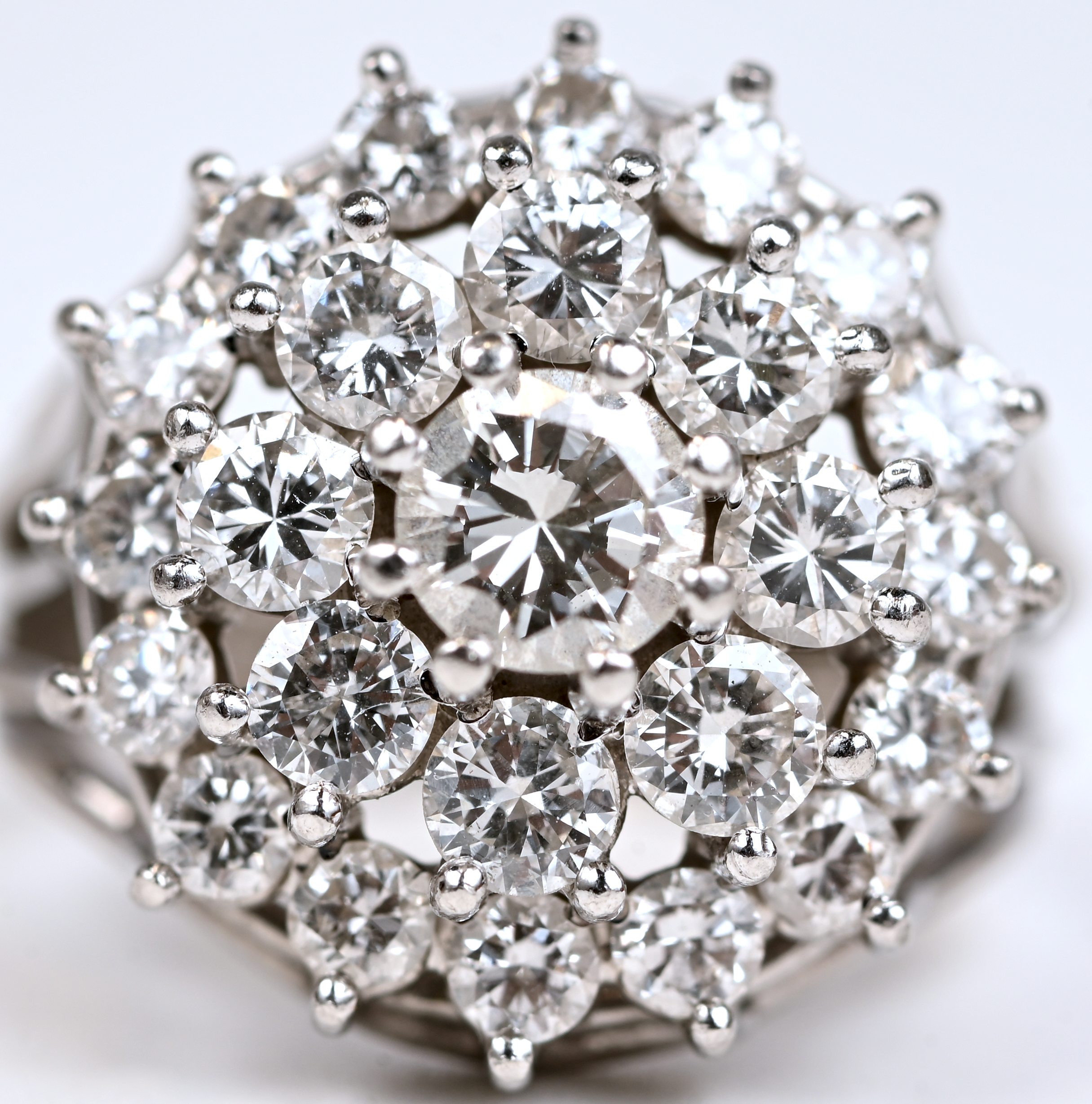 Een 18 karaats witgouden ring bezet met briljanten met een gezamenlijk gewicht van +- 2 ct Een 18 karaats witgouden ring bezet met briljanten met een gezamenlijk gewicht van +- 2 ct.