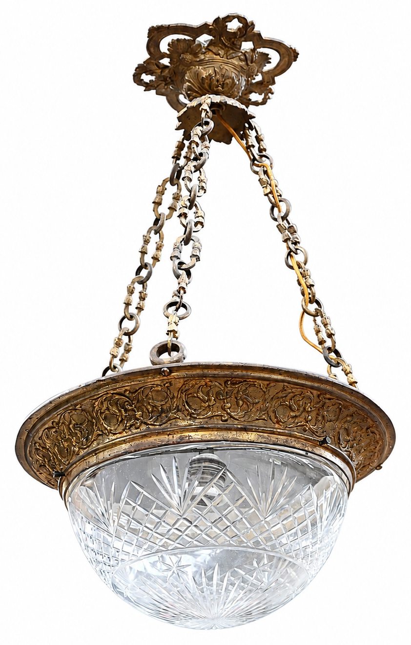 Een hanglamp met geslepen coupe in bronzen houder Een hanglamp met geslepen coupe in bronzen houder.