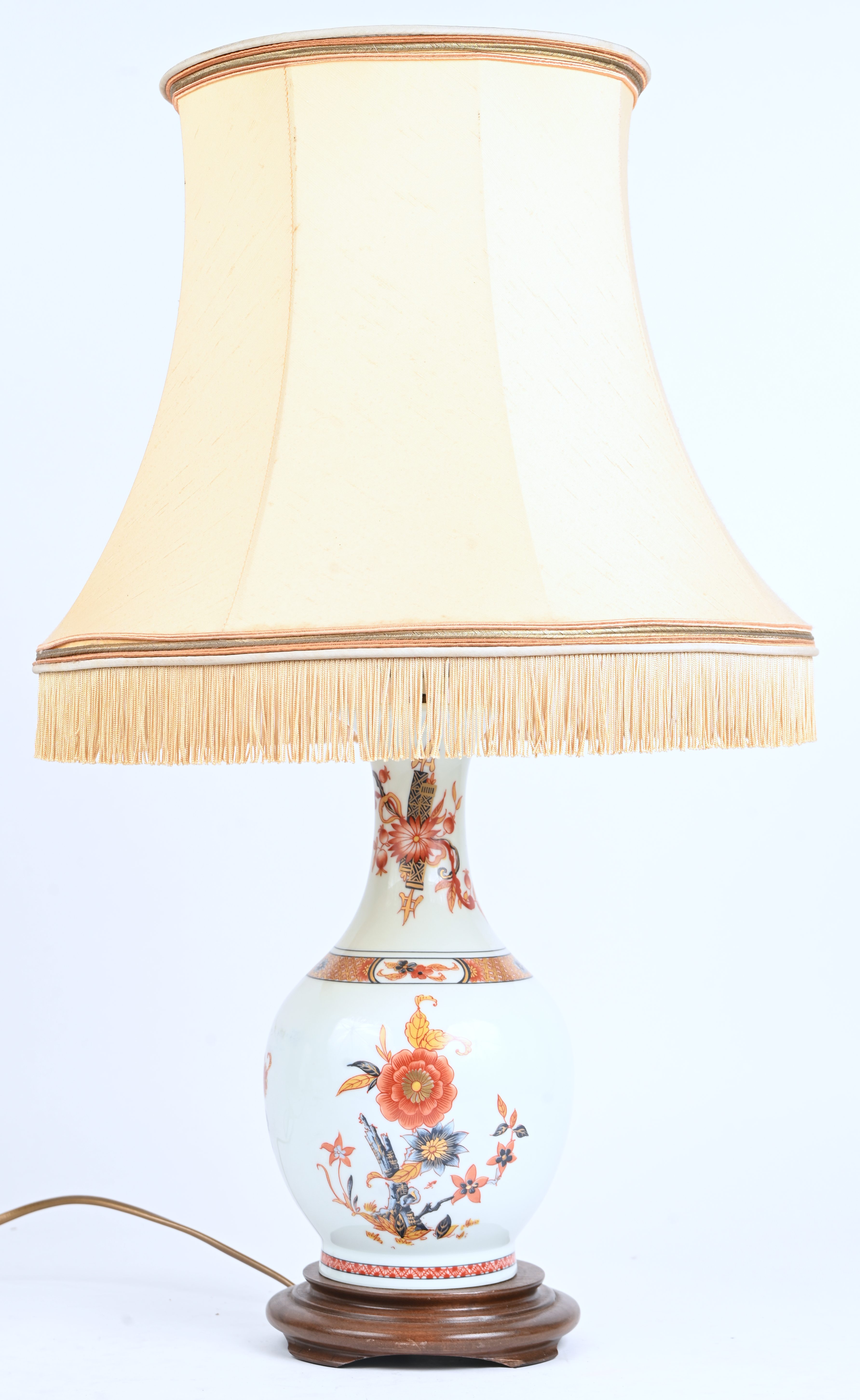 Een tafellamp gemonteerd op een porseleinen vaas met Chinees decor Een tafellamp gemonteerd op een porseleinen vaas met Chinees decor.