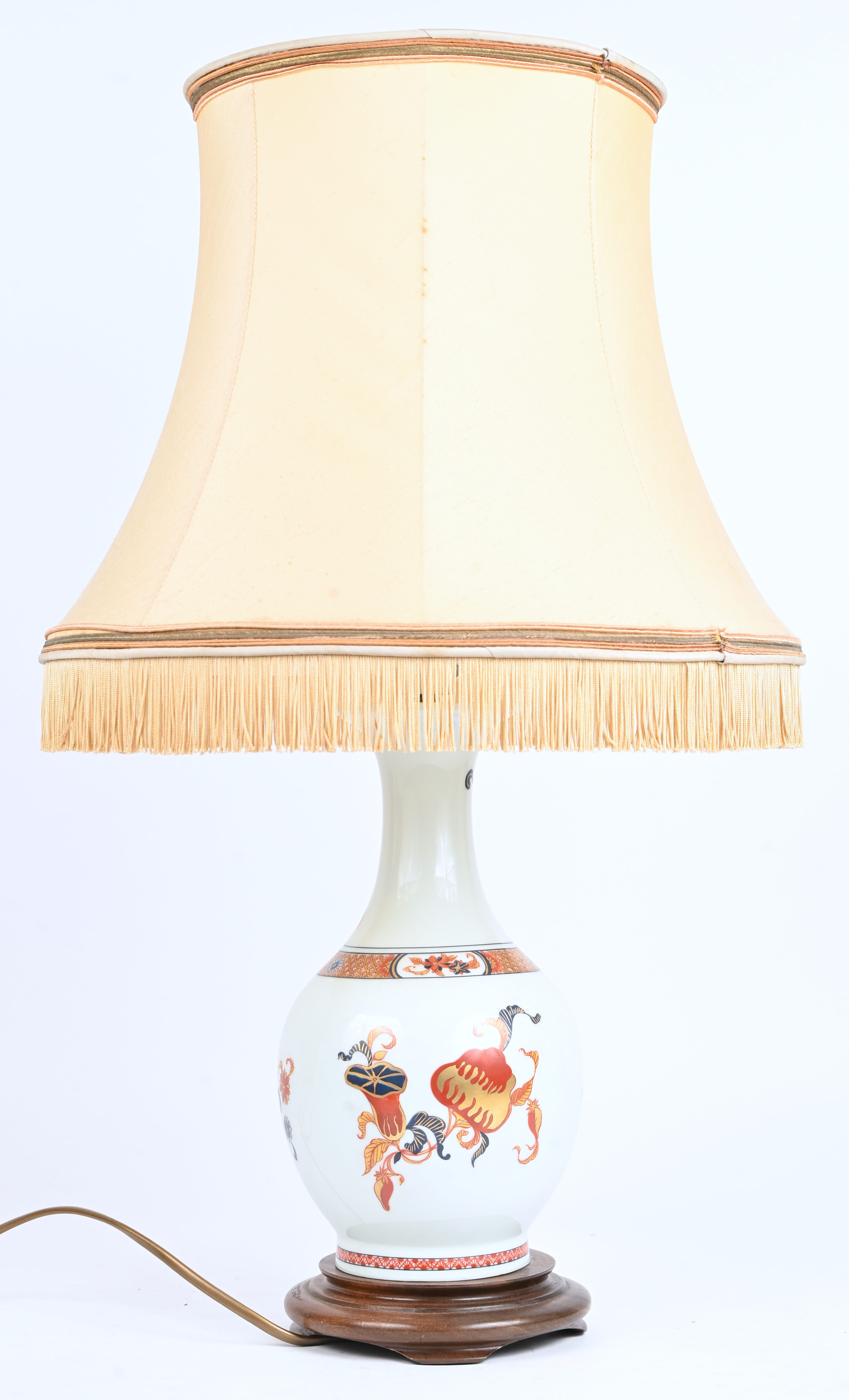 Een tafellamp gemonteerd op een porseleinen vaas met Chinees decor Een tafellamp gemonteerd op een porseleinen vaas met Chinees decor.