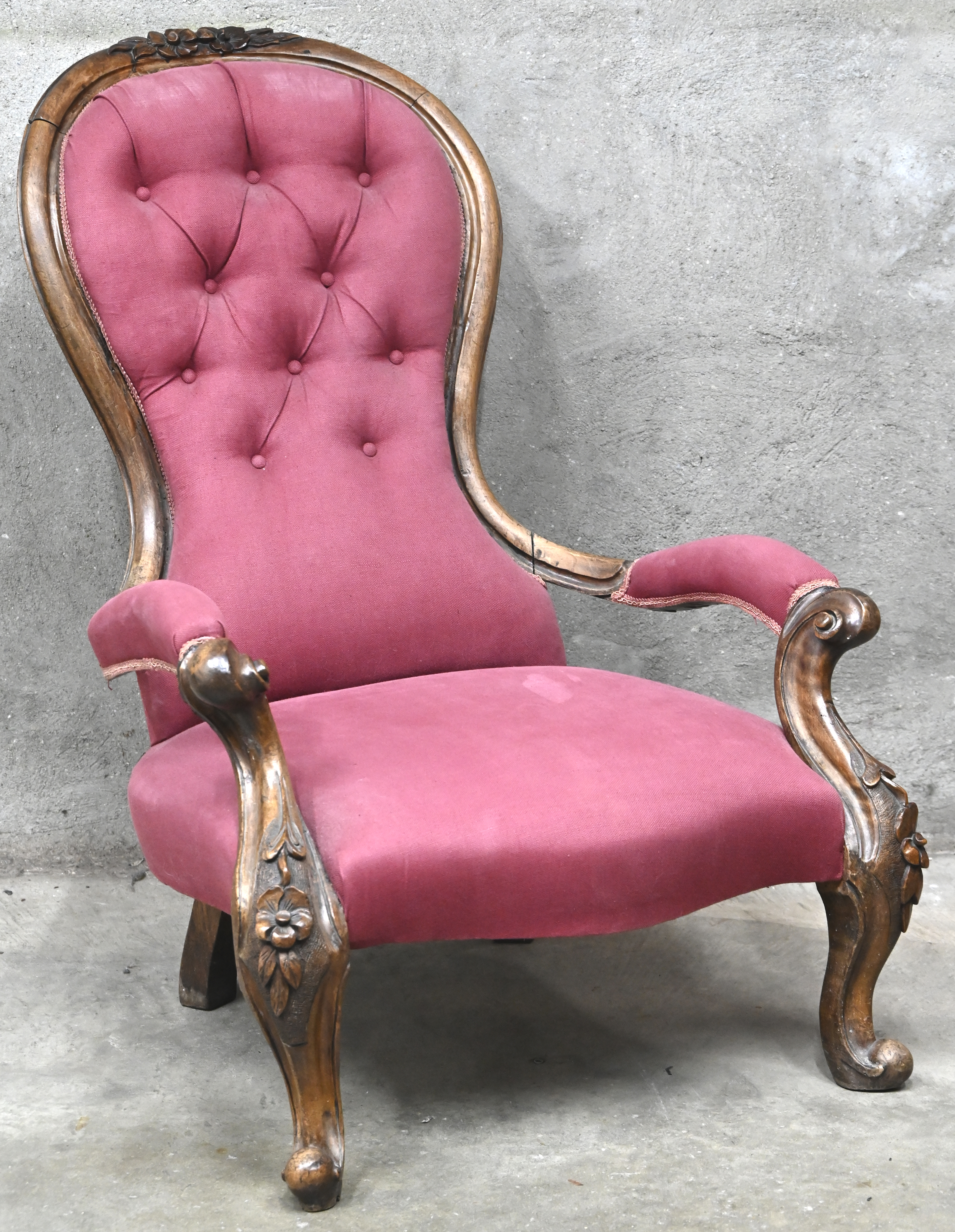 Een Victoriaanse armstoel, gesculpteerde bloemen en roze stoffen bekleding Een Victoriaanse armstoel, gesculpteerde bloemen en roze stoffen bekleding.