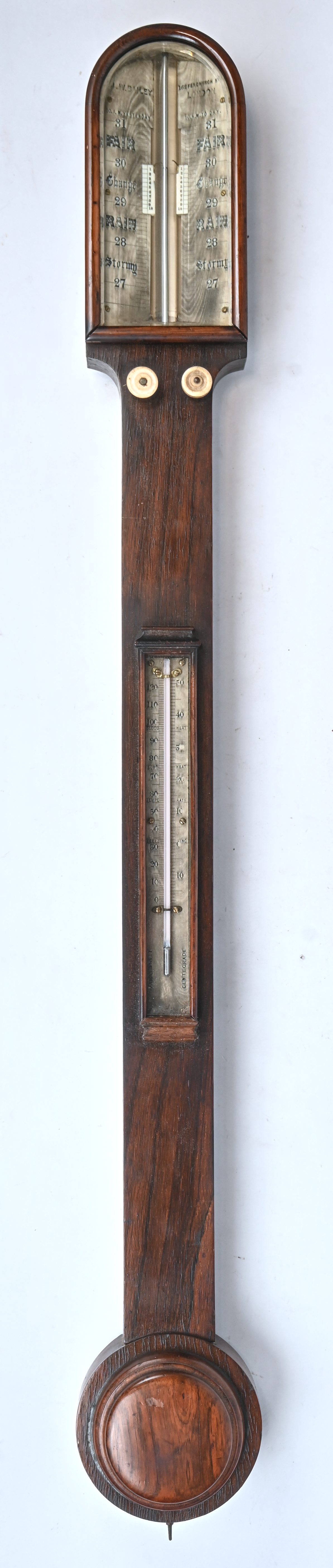 Staafbarometer van notenhout. Engeland, tijdperk Victoria, gemerkt J.W. Bailey London Staafbarometer van notenhout. Engeland, tijdperk Victoria, gemerkt J.W. Bailey London.
