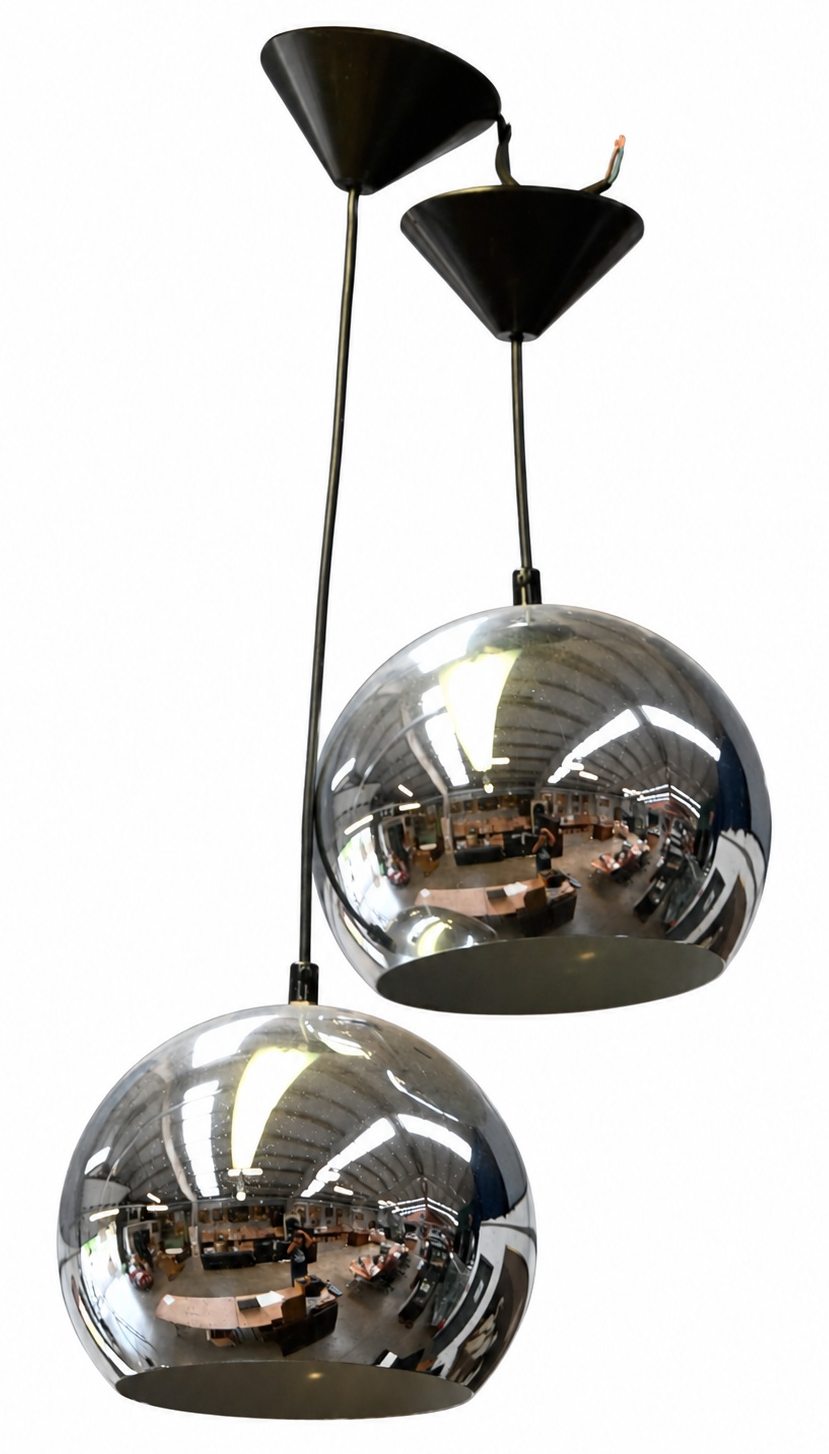 Een vintage set van 2 verchroomd metalen bollampen, gemerkt Hala Zeist Een vintage set van 2 verchroomd metalen bollampen, gemerkt Hala Zeist.