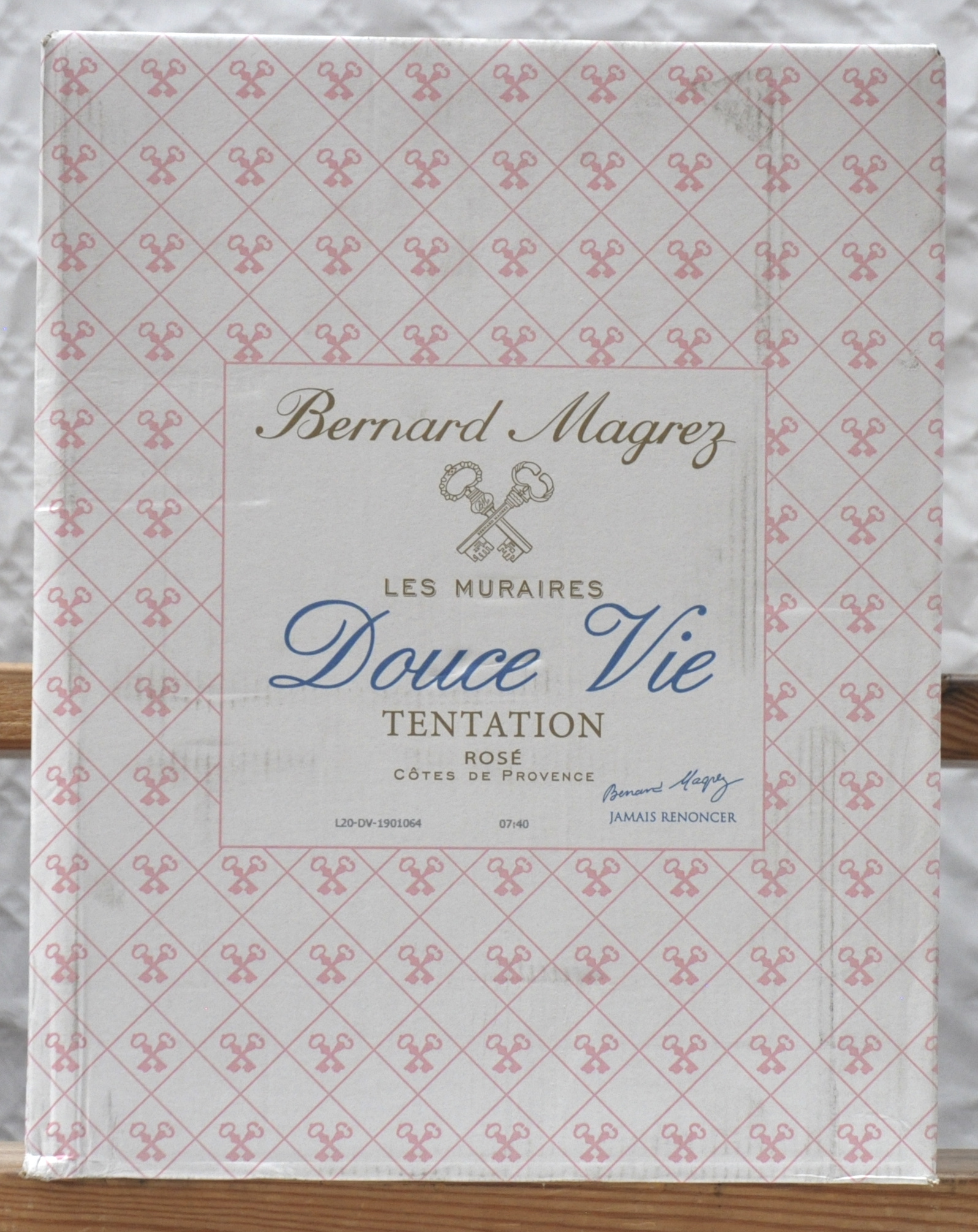 Douce Vie Tentation Rosé A.O.P. Côtes de Provence Bernard Magrez M.O. O.D. 2019 aantal: 6 Mag Douce Vie Tentation Rosé A.O.P. Côtes de Provence Bernard Magrez M.O. O.D. 2019 aantal: 6 Mag.