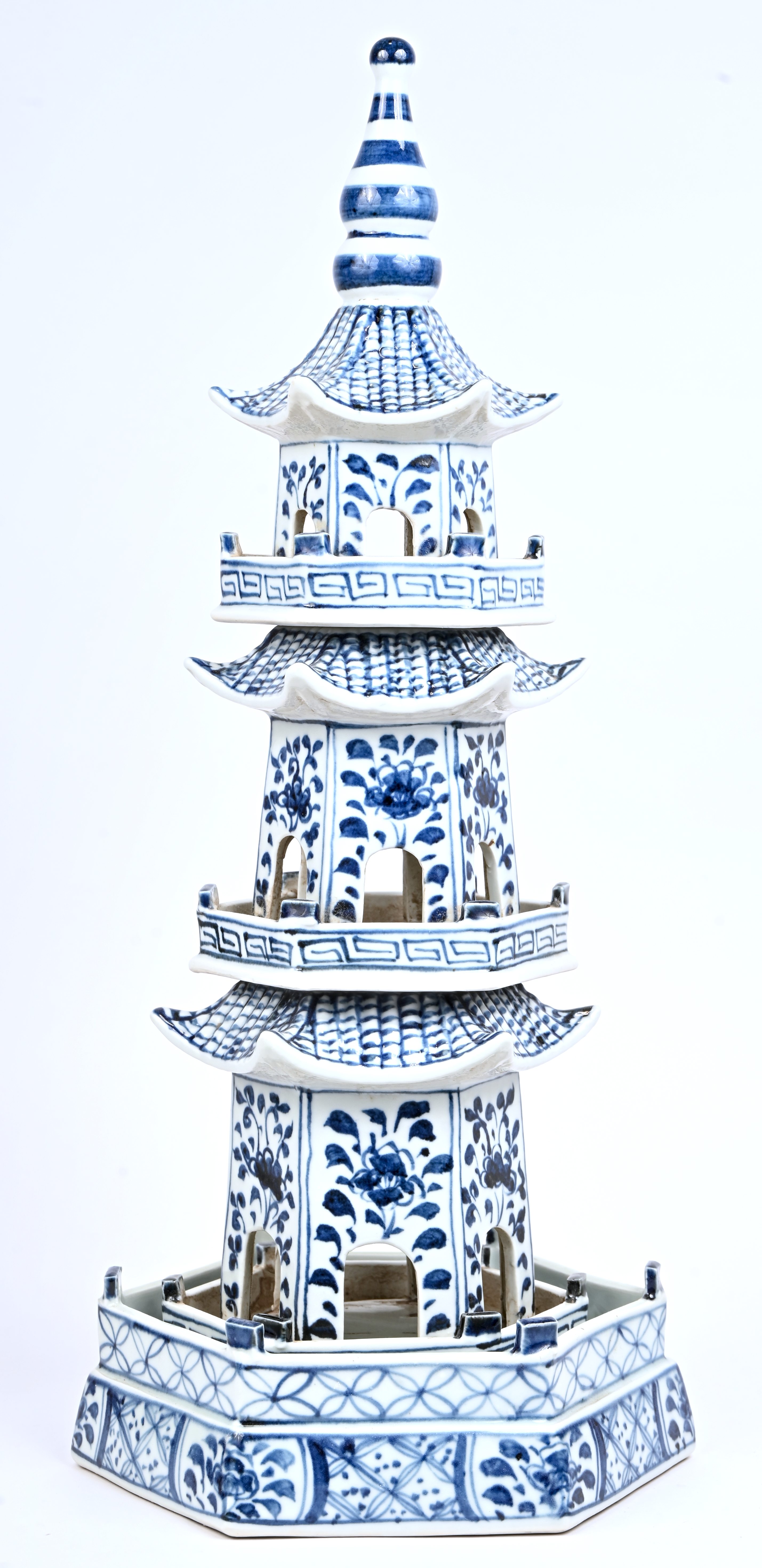 Een uit vier delen opgebouwde pagode van blauw en wit Chinees porselein Een uit vier delen opgebouwde pagode van blauw en wit Chinees porselein.