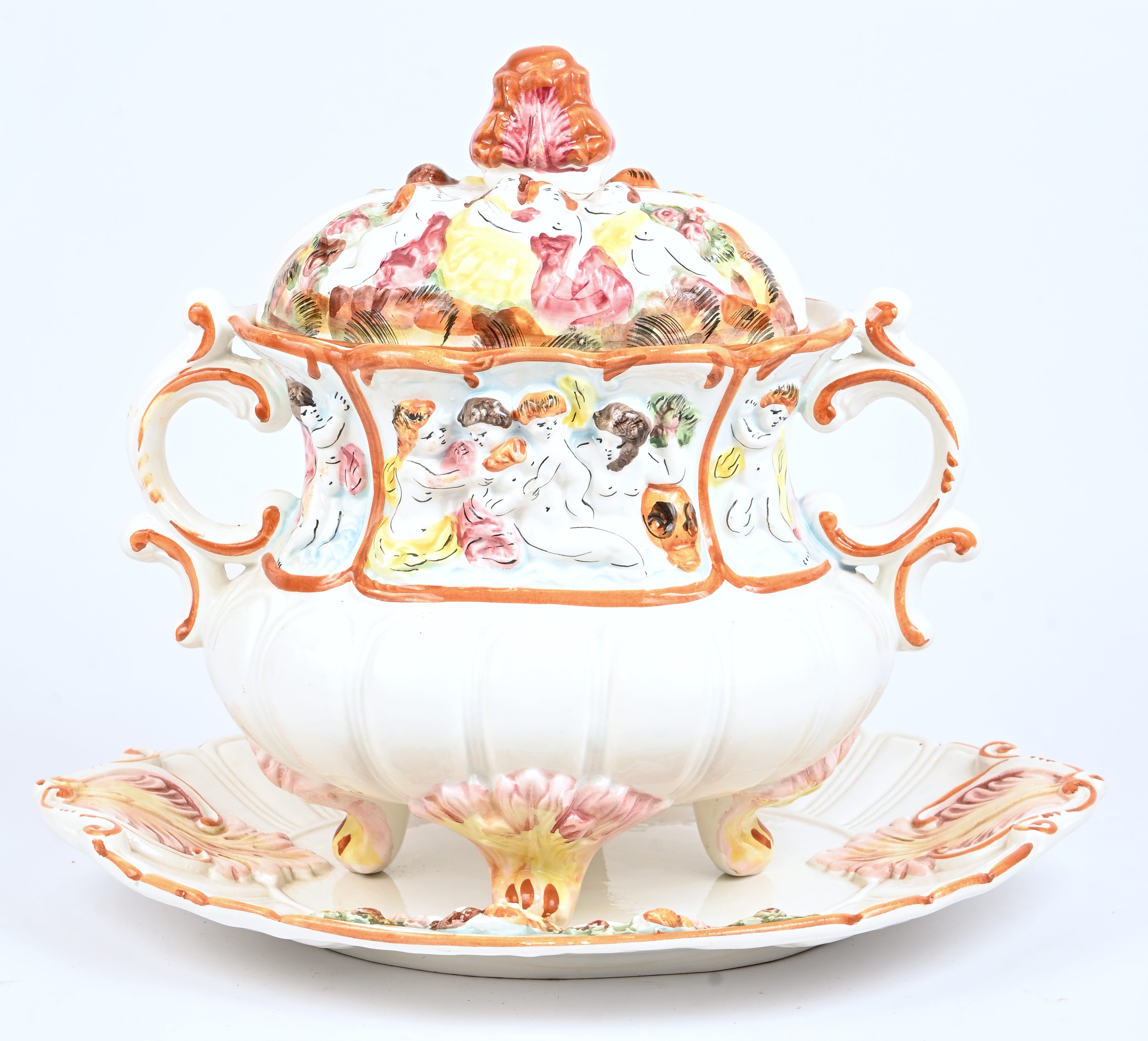 Een terrine op schaal, aardewerk, gemerkt Capodimonte Een terrine op schaal, aardewerk, gemerkt Capodimonte.