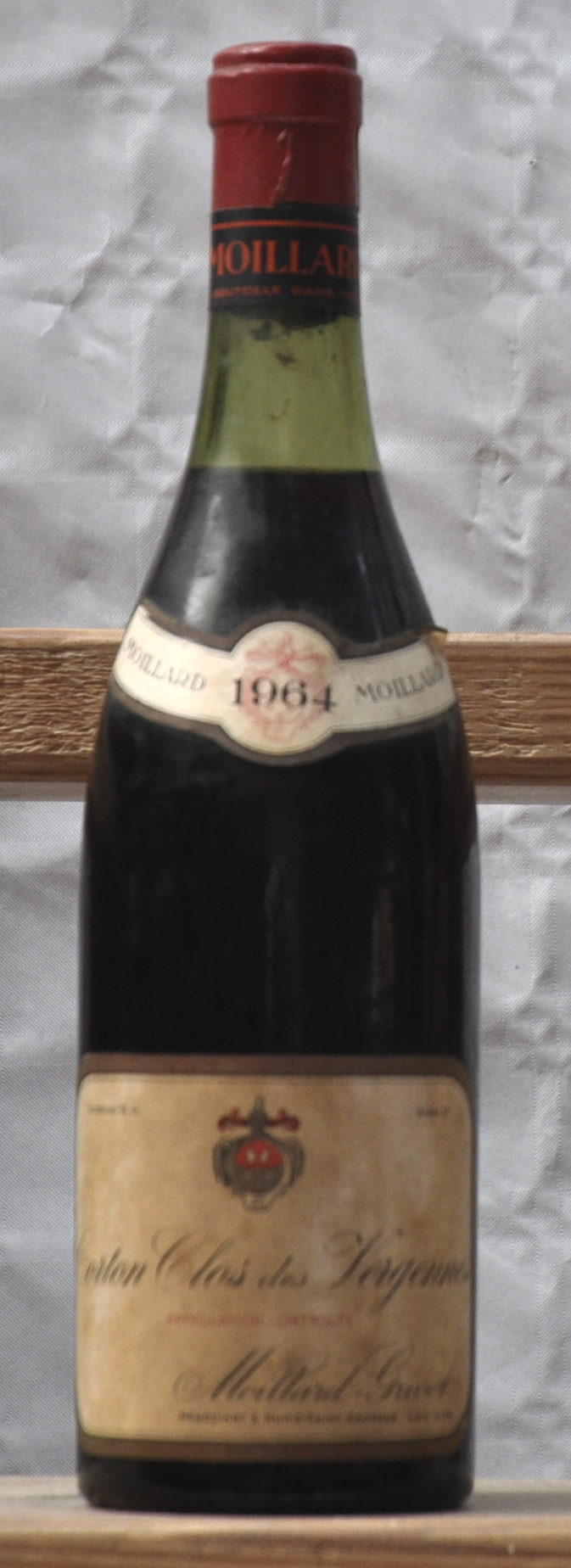Corton Clos des Vergennes A.C. Grand cru Moillard-Grivot, Nuits, Importato Livio Pavese, Milano M.O Corton Clos des Vergennes A.C. Grand cru Moillard-Grivot, Nuits, Importato Livio Pavese, Milano M.O. 1964 aantal: 1 bt