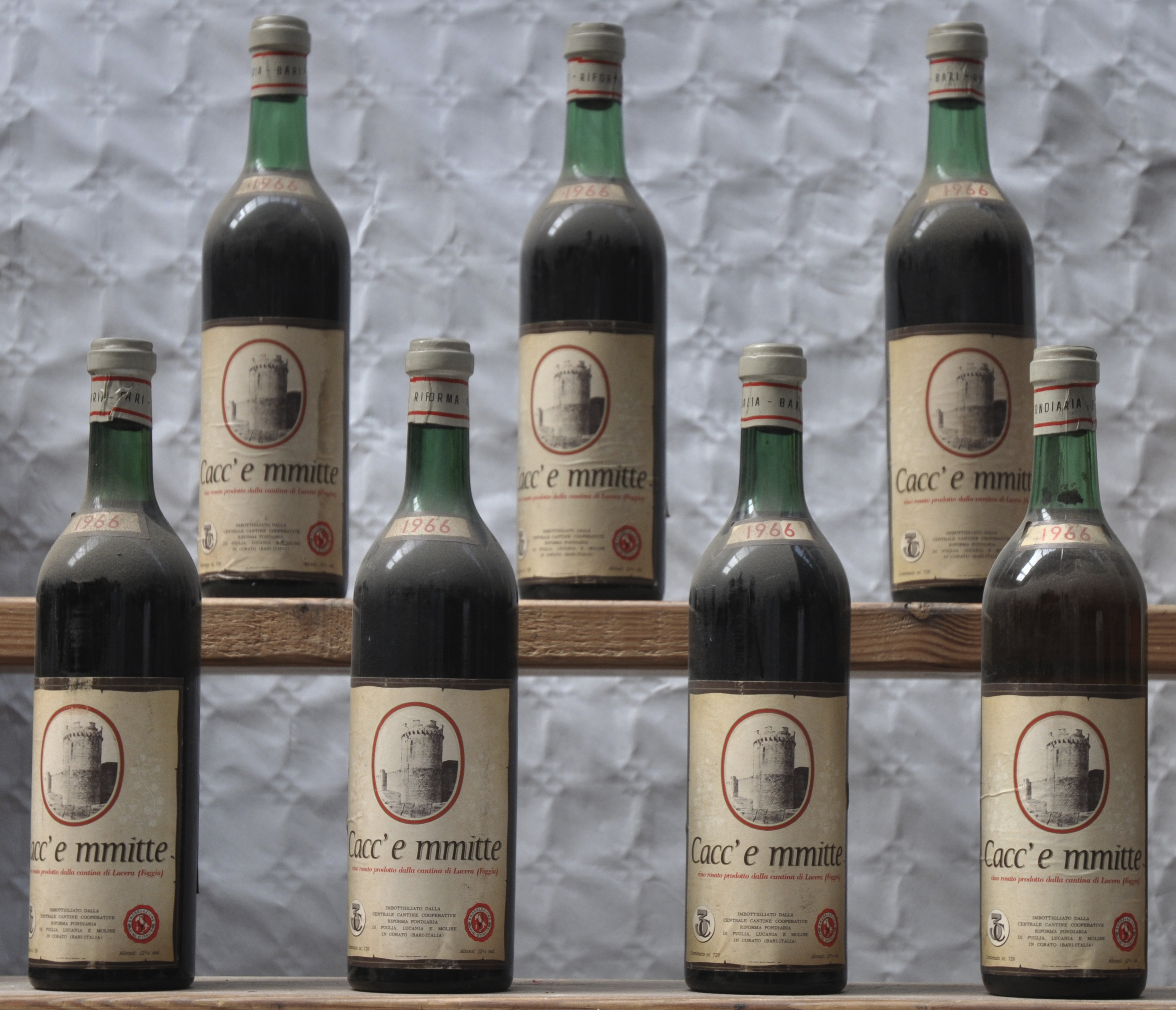 Cacc’e mmitte Vino rosato prodotto della Cantina di Lucera (Foggia) Cantine Cooperative Puglia, Lucania e Molise M.O Cacc’e mmitte Vino rosato prodotto della Cantina di Lucera (Foggia) Cantine Cooperative Puglia, Lucania e Molise M.O. 1966 aantal: 7 bt