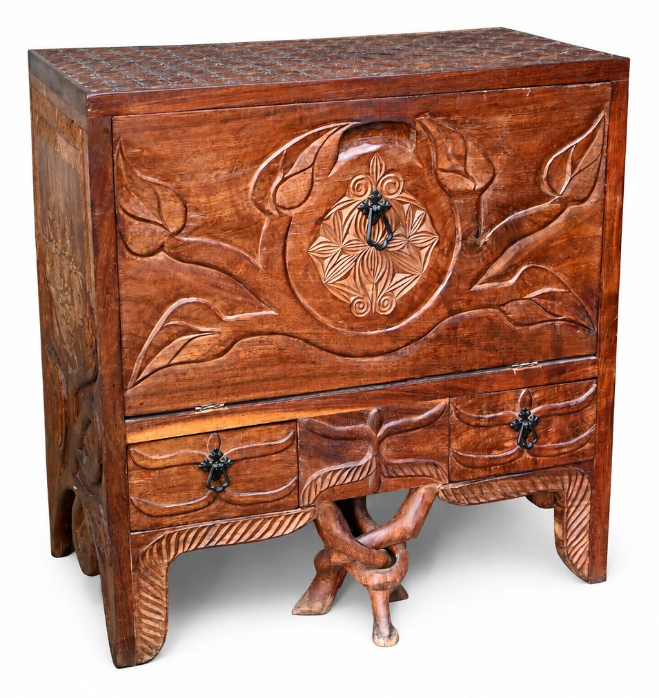 Een massief houten Afrikaanse kast, gesculpteerd Een massief houten Afrikaanse kast, gesculpteerd.