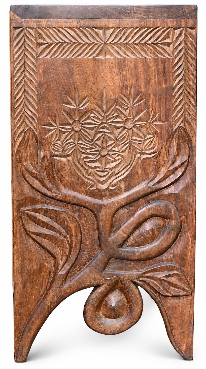 Een massief houten Afrikaanse kast, gesculpteerd Een massief houten Afrikaanse kast, gesculpteerd.
