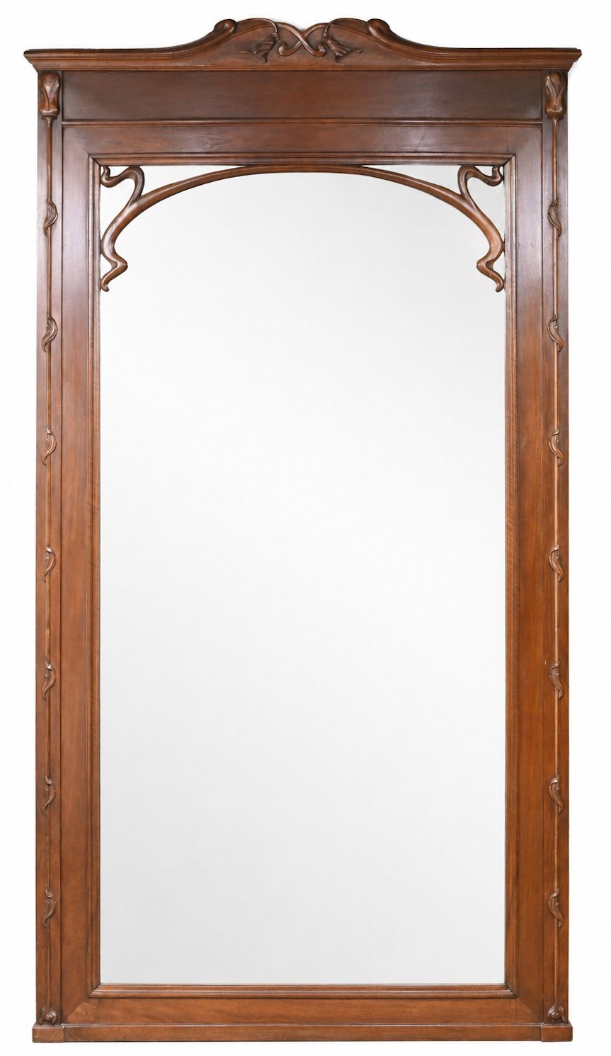 Een grote geslepen spiegel met eikenhouten kader, late art nouveau periode Een grote geslepen spiegel met eikenhouten kader, late art nouveau periode.