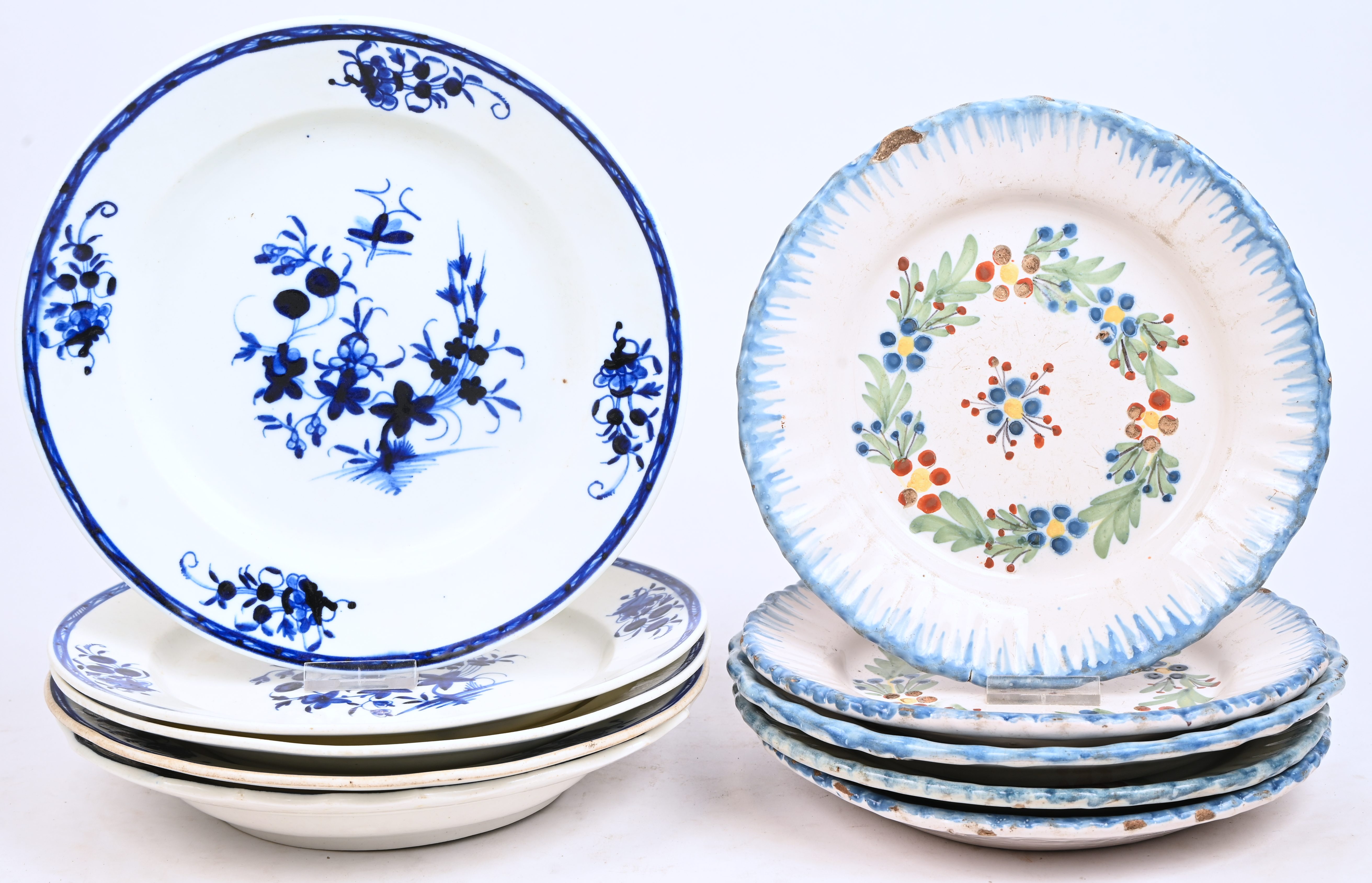 Tien antieke borden waarvan 5 Doorniks, decor ‘à la mouche’. 5 met bloemendecor, 19e mogelijk 18e eeuw. Sommige met randschade Tien antieke borden waarvan 5 Doorniks, decor ‘à la mouche’. 5 met bloemendecor, 19e mogelijk 18e eeuw. Sommige met randschade.