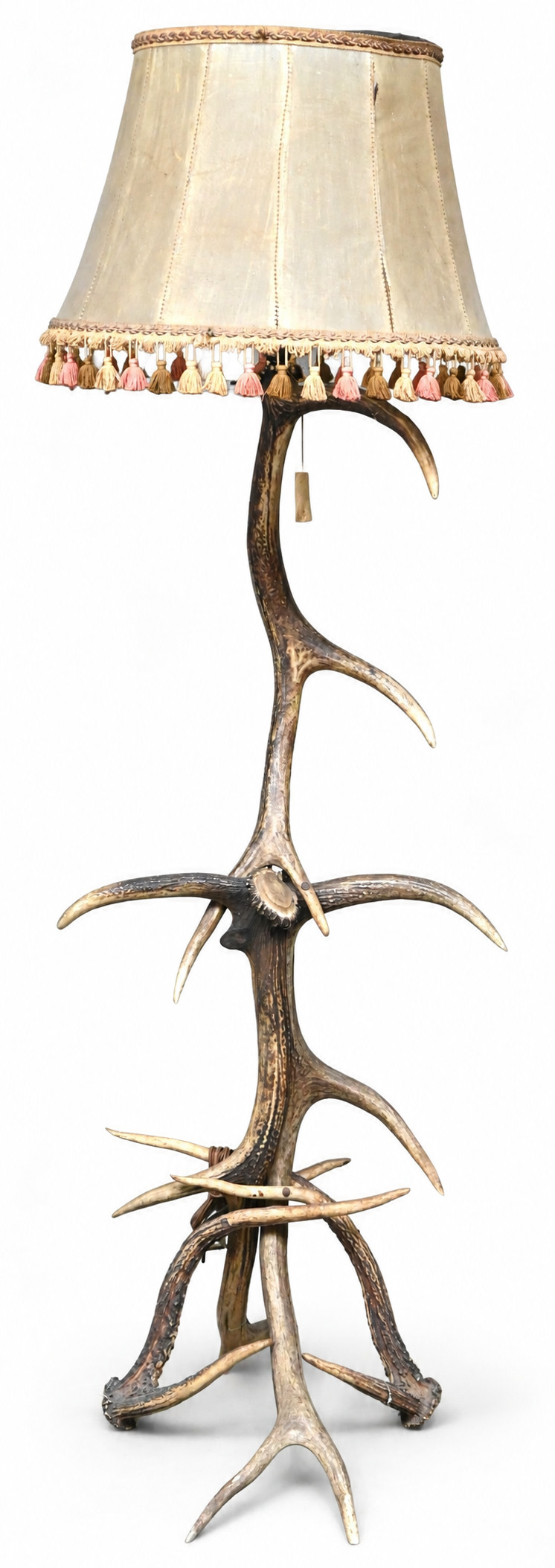 Een vintage staanlamp met geweien als voet Een vintage staanlamp met geweien als voet.