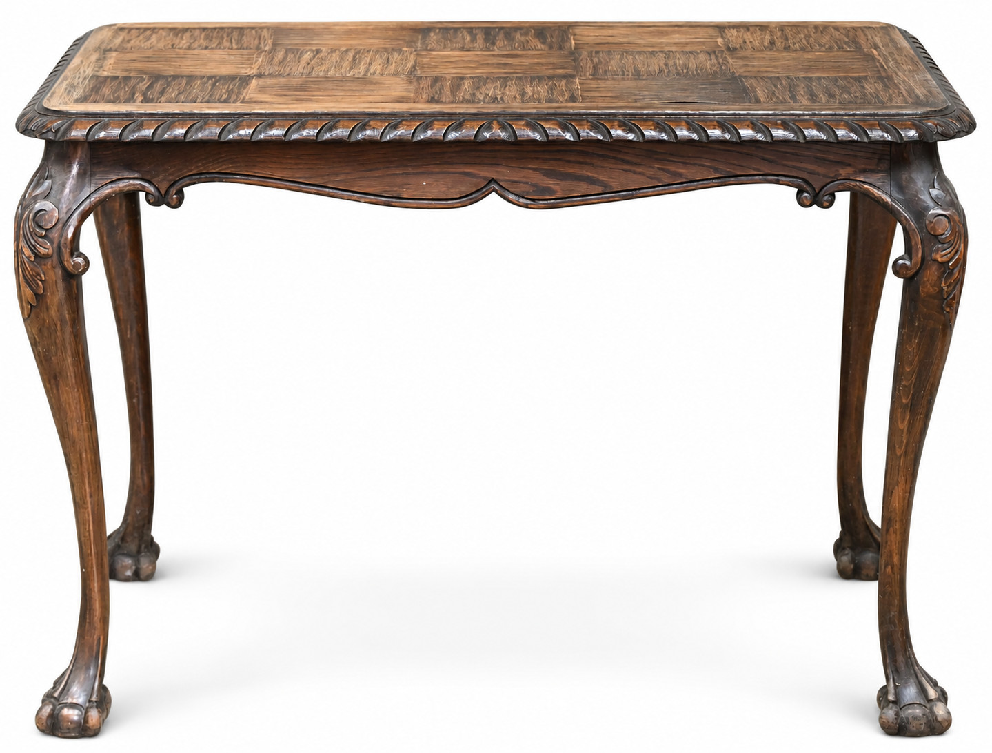 Een eikenhouten salontafel op leeuwenpoten Een eikenhouten salontafel op leeuwenpoten.