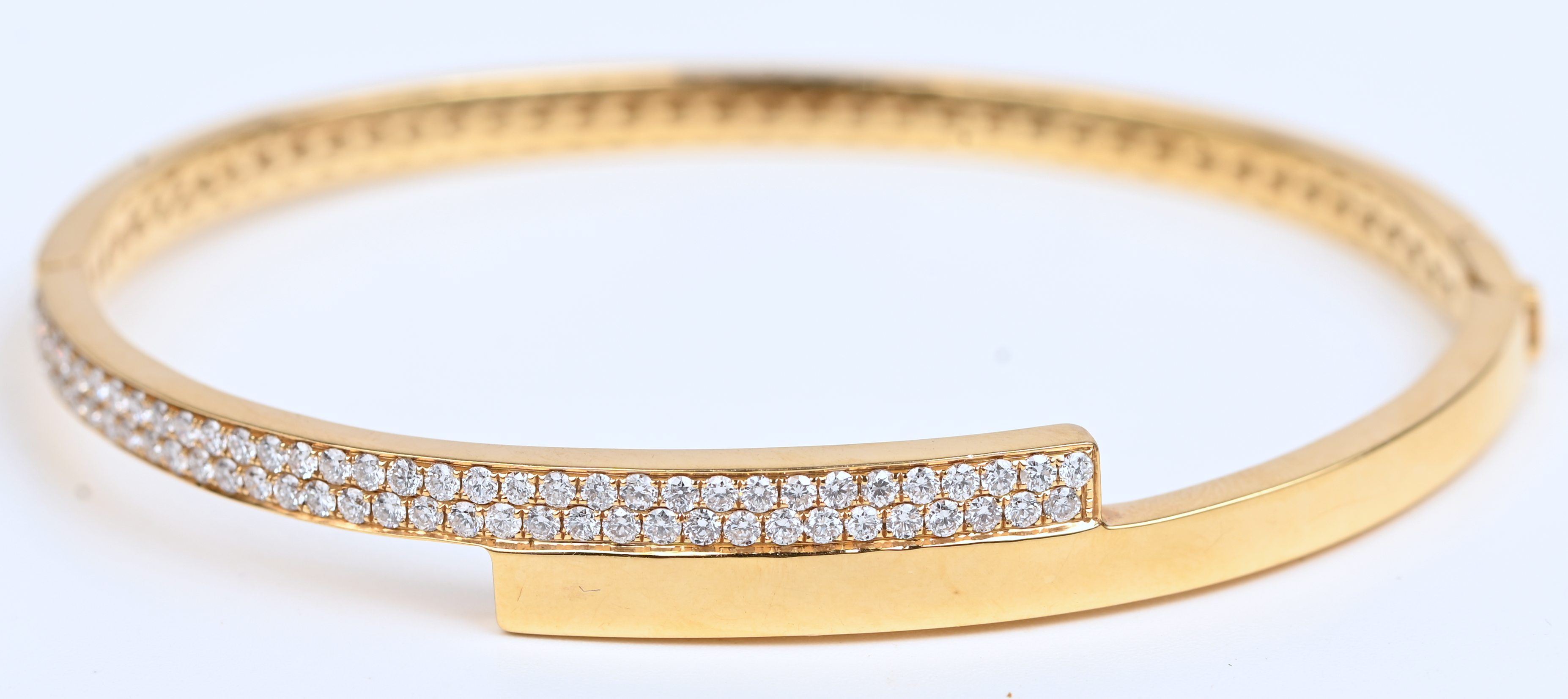 Een 18 kt geelgouden armband bezet met briljanten met een gezamenlijk gewicht van 1,08 ct totaal. EVVS Een 18 kt geelgouden armband bezet met briljanten met een gezamenlijk gewicht van 1,08 ct totaal. EVVS.