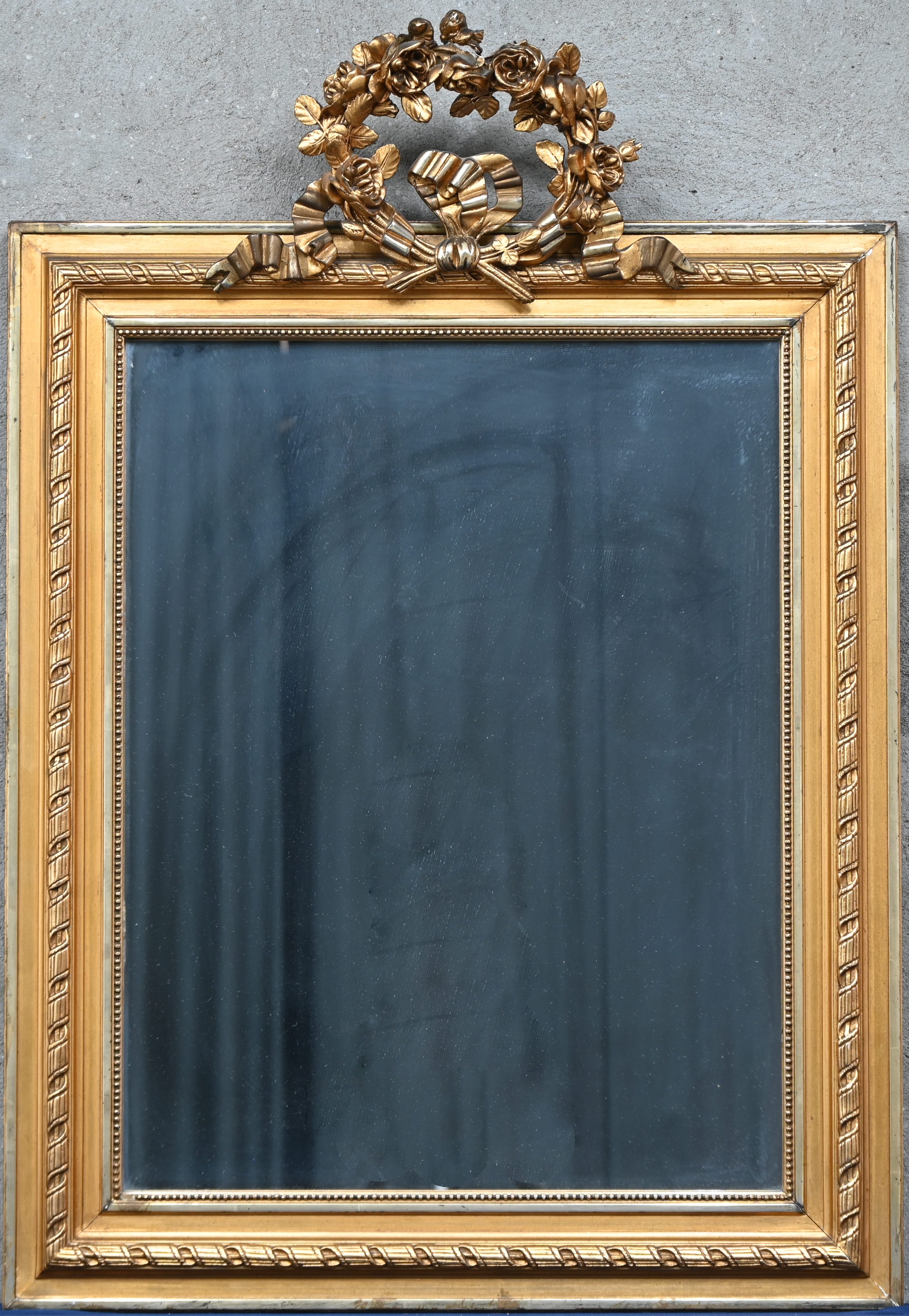 Een spiegel in goudkleurige kader met kuif, in Rococo stijl. Lichte schade Een spiegel in goudkleurige kader met kuif, in Rococo stijl. Lichte schade.