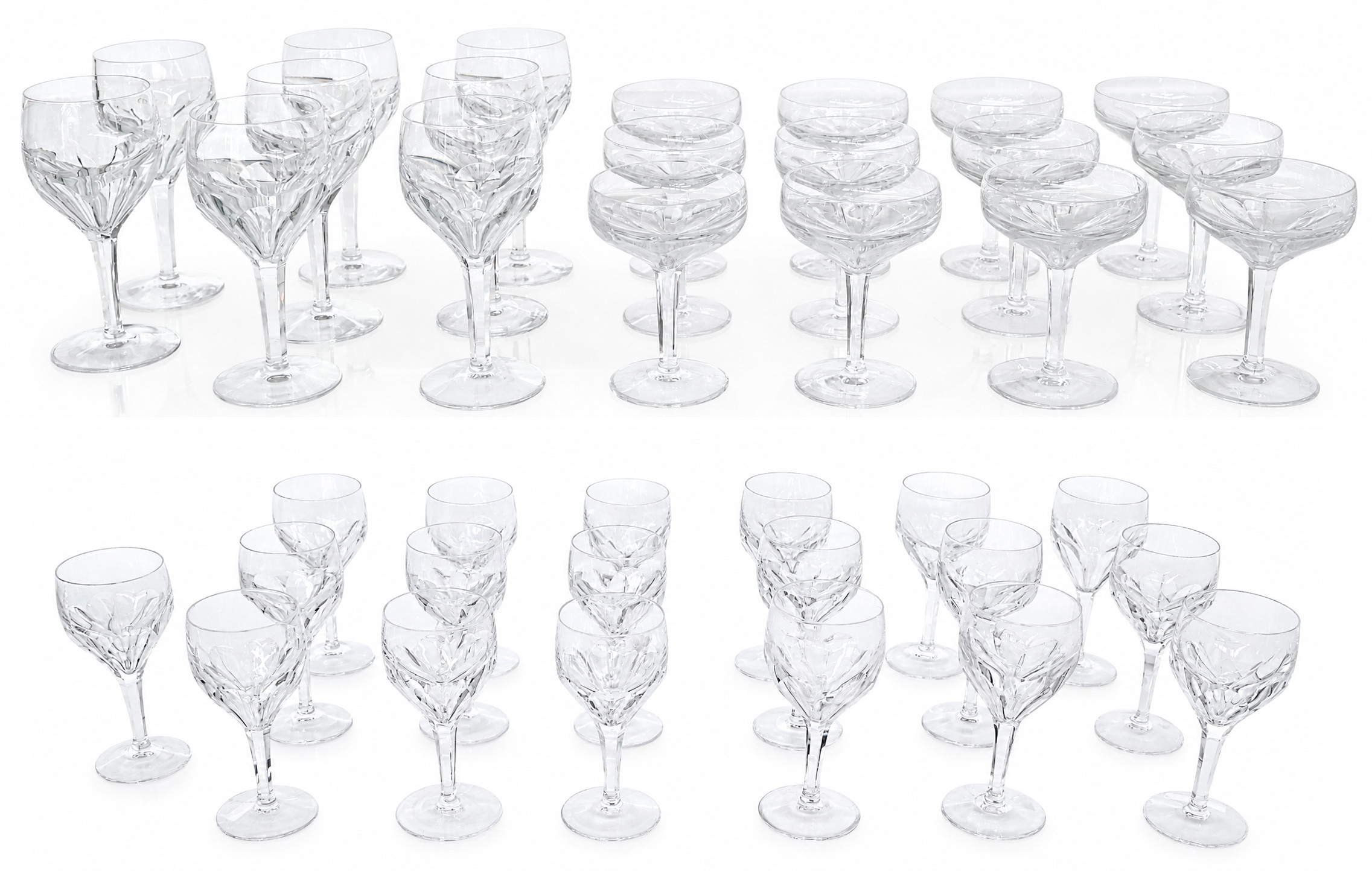 Een set van 39 kristallen glazen bestaande uit 12 champagne-coupes, 10 witte wijn-glazen (1 met randschilfer), 9 rode wijn-glazen en 8 waterglazen Een set van 39 kristallen glazen bestaande uit 12 champagne-coupes, 10 witte wijn-glazen (1 met randschilfer), 9 rode wijn-glazen en 8 waterglazen.