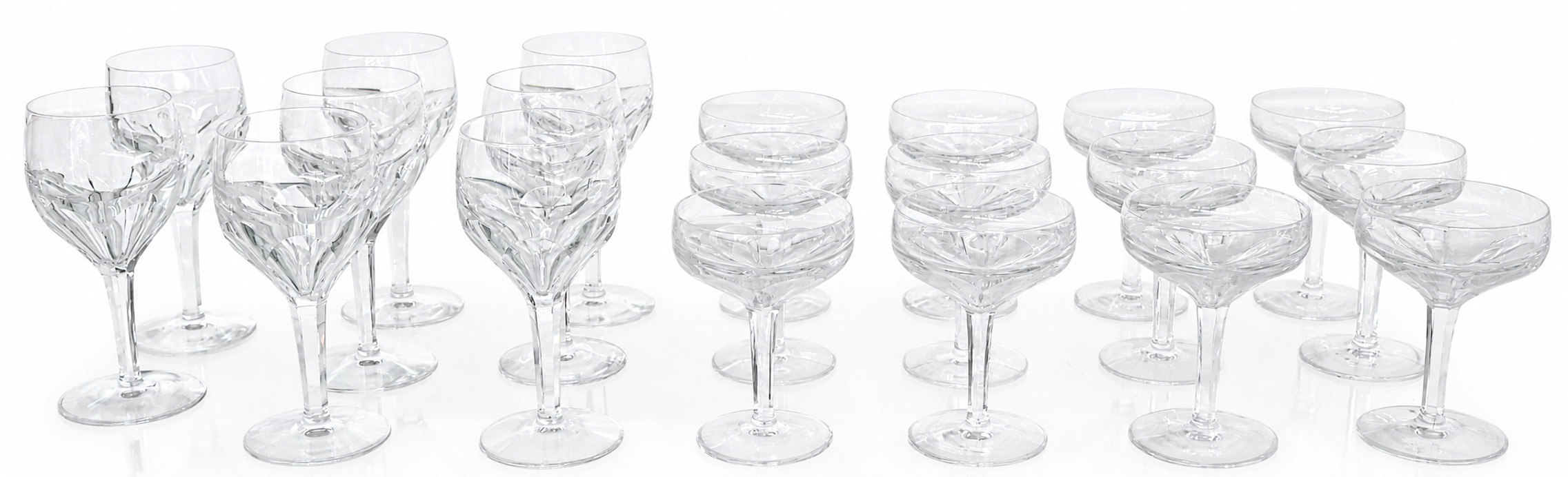 Een set van 39 kristallen glazen bestaande uit 12 champagne-coupes, 10 witte wijn-glazen (1 met randschilfer), 9 rode wijn-glazen en 8 waterglazen Een set van 39 kristallen glazen bestaande uit 12 champagne-coupes, 10 witte wijn-glazen (1 met randschilfer), 9 rode wijn-glazen en 8 waterglazen.