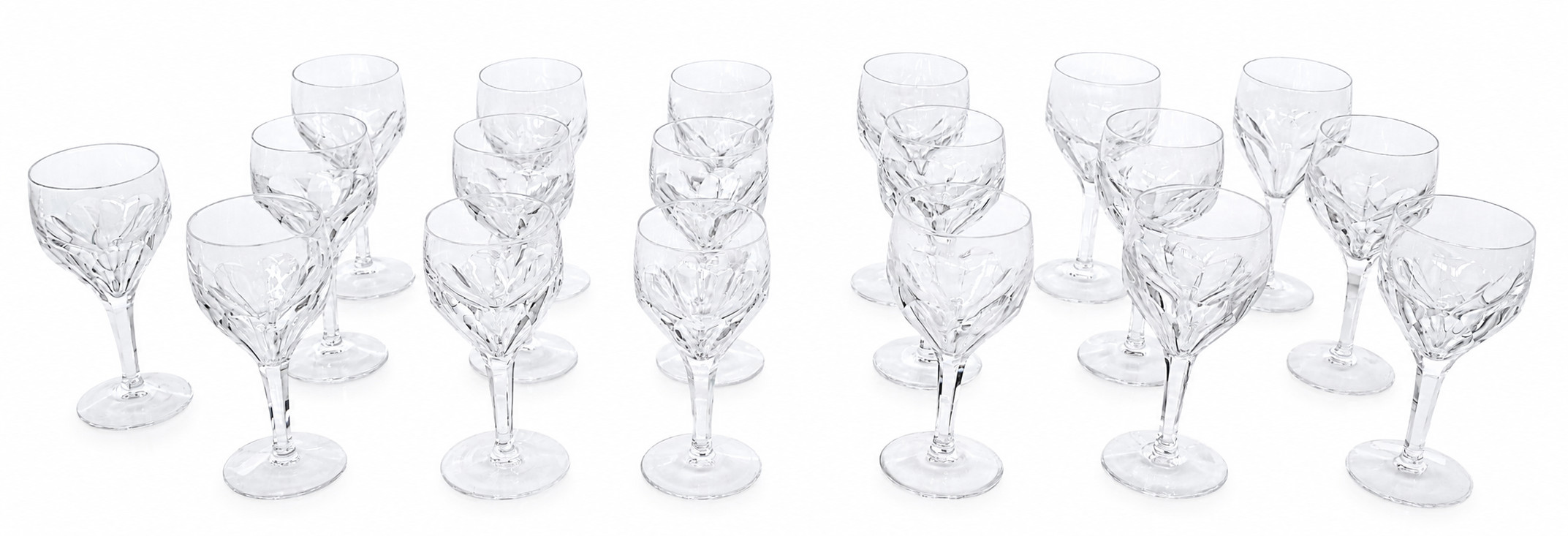 Een set van 39 kristallen glazen bestaande uit 12 champagne-coupes, 10 witte wijn-glazen (1 met randschilfer), 9 rode wijn-glazen en 8 waterglazen Een set van 39 kristallen glazen bestaande uit 12 champagne-coupes, 10 witte wijn-glazen (1 met randschilfer), 9 rode wijn-glazen en 8 waterglazen.