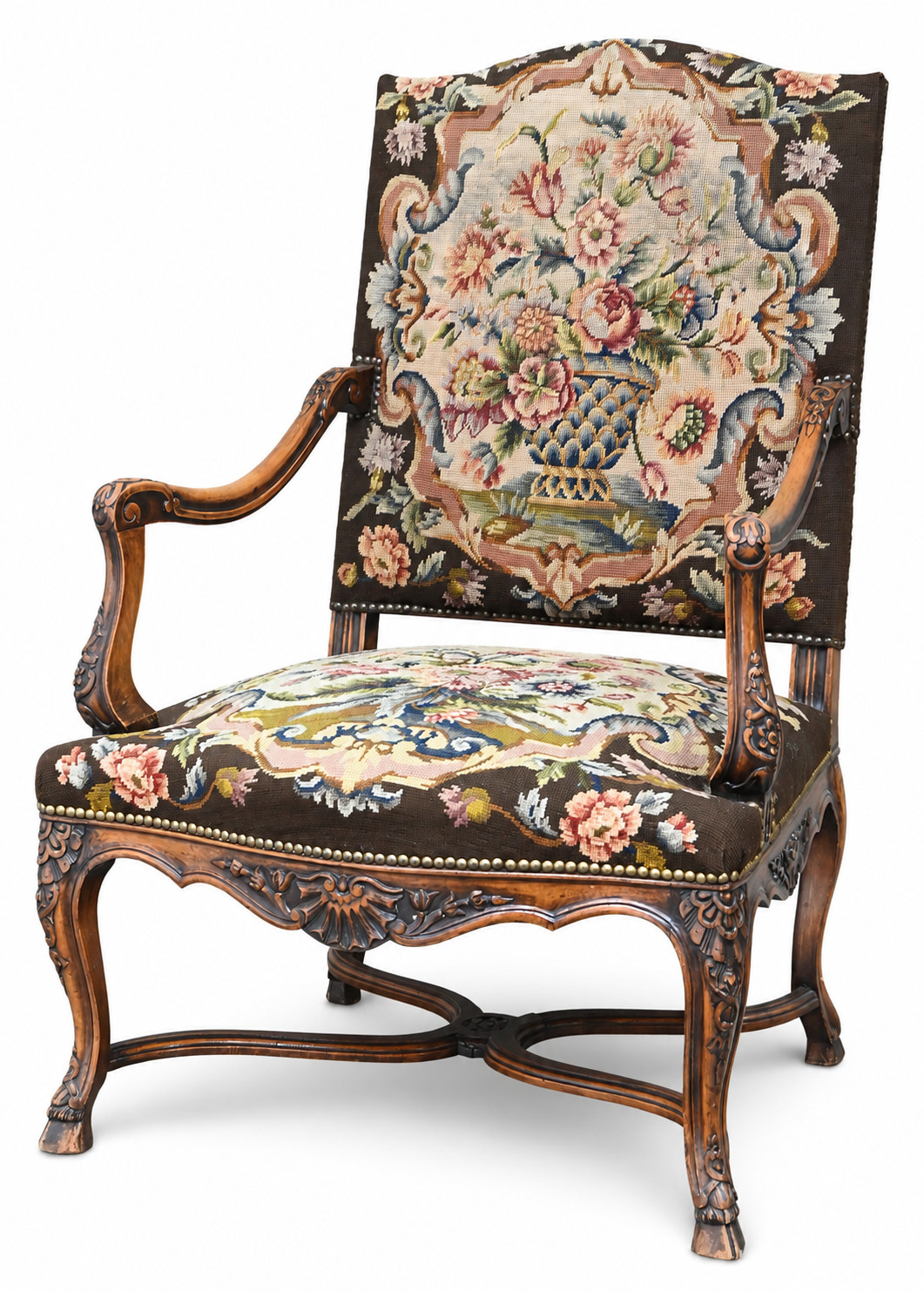 Een armstoel met gesculpteerd eikenhout en gobelin bekleding met floraal decor Een armstoel met gesculpteerd eikenhout en gobelin bekleding met floraal decor.