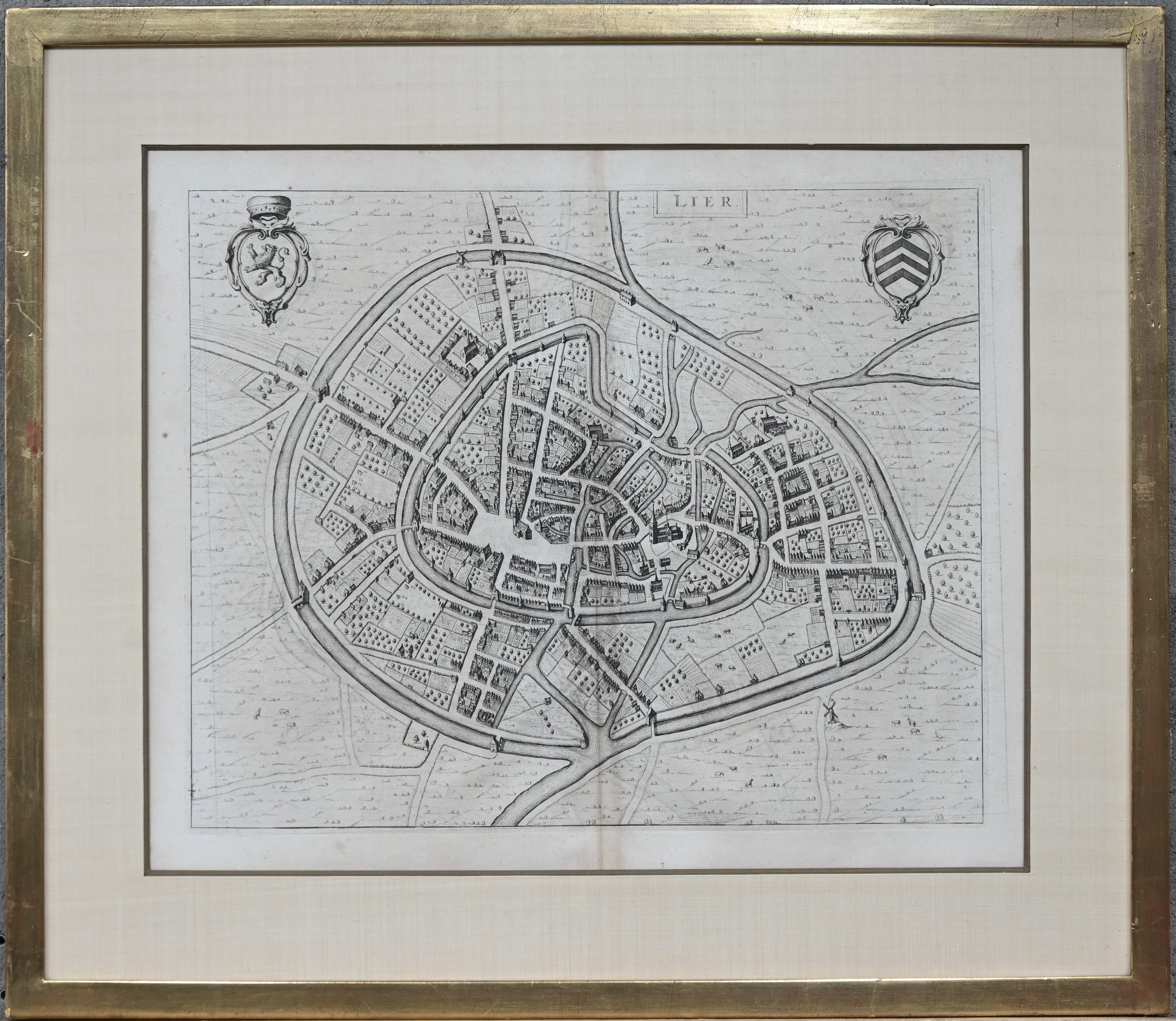 ‘Lier’, een monochrome gravure met centrale vouw. Een antieke stadskaart met verso een latijnse tekst ‘Lier’, een monochrome gravure met centrale vouw. Een antieke stadskaart met verso een latijnse tekst.