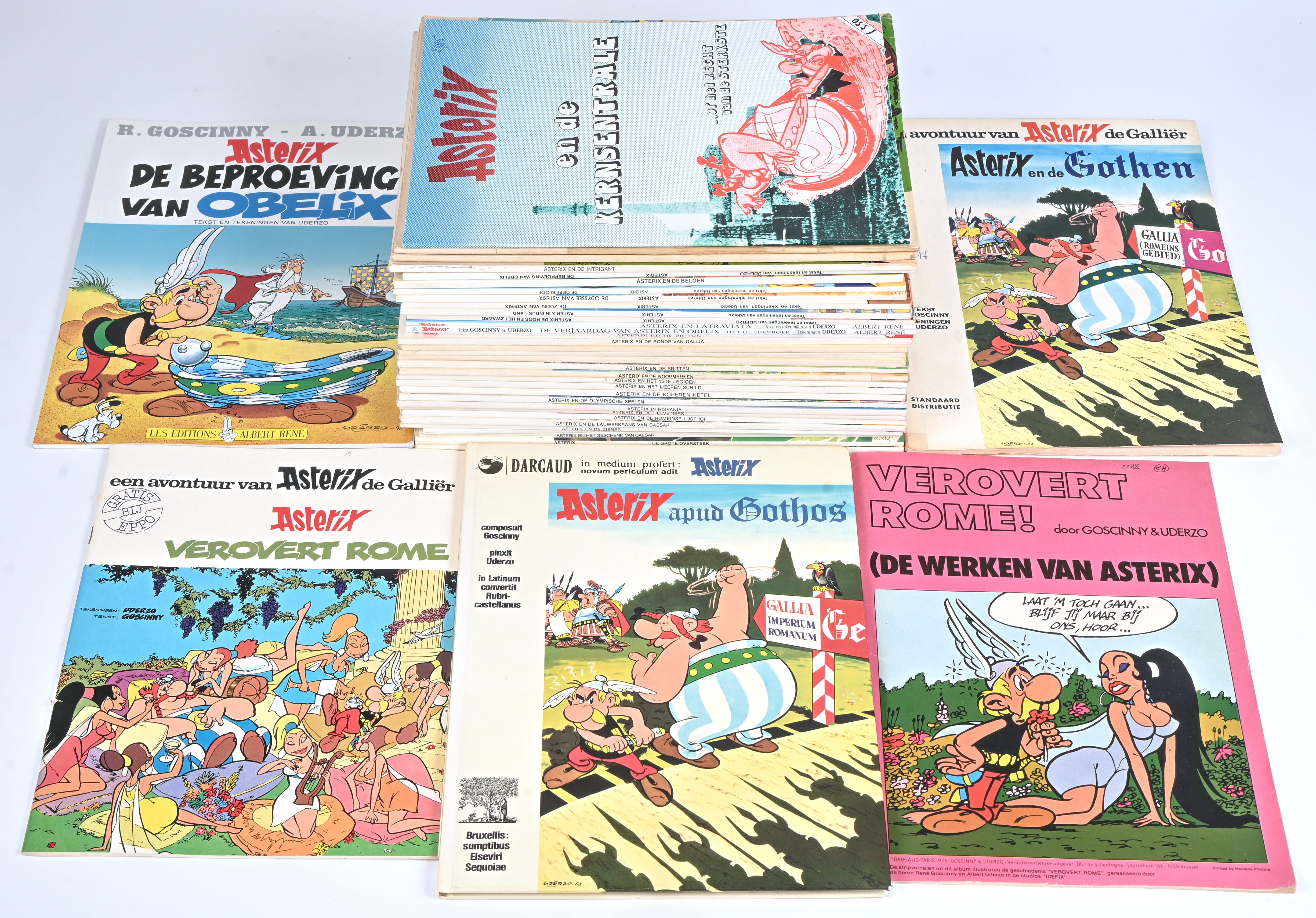‘Asterix & Obelix’, 34 titels uit de reeks door Goscinny en Uderzo. Toegevoegd de Latijnse vertaling van ‘Asterix en de gothen (hardcover), ‘Asterix en de Kerncentrale’ en twee verschillende uitgaven van ‘Asterix verovert Rome’. Mogelijk met geschreven markeringen op de kaft ‘Asterix & Obelix’, 34 titels uit de reeks door Goscinny en Uderzo. Toegevoegd de Latijnse vertaling van ‘Asterix en de gothen (hardcover), ‘Asterix en de Kerncentrale’ en twee verschillende uitgaven van ‘Asterix verovert Rome’. Mogelijk met geschreven markeringen op de kaft.