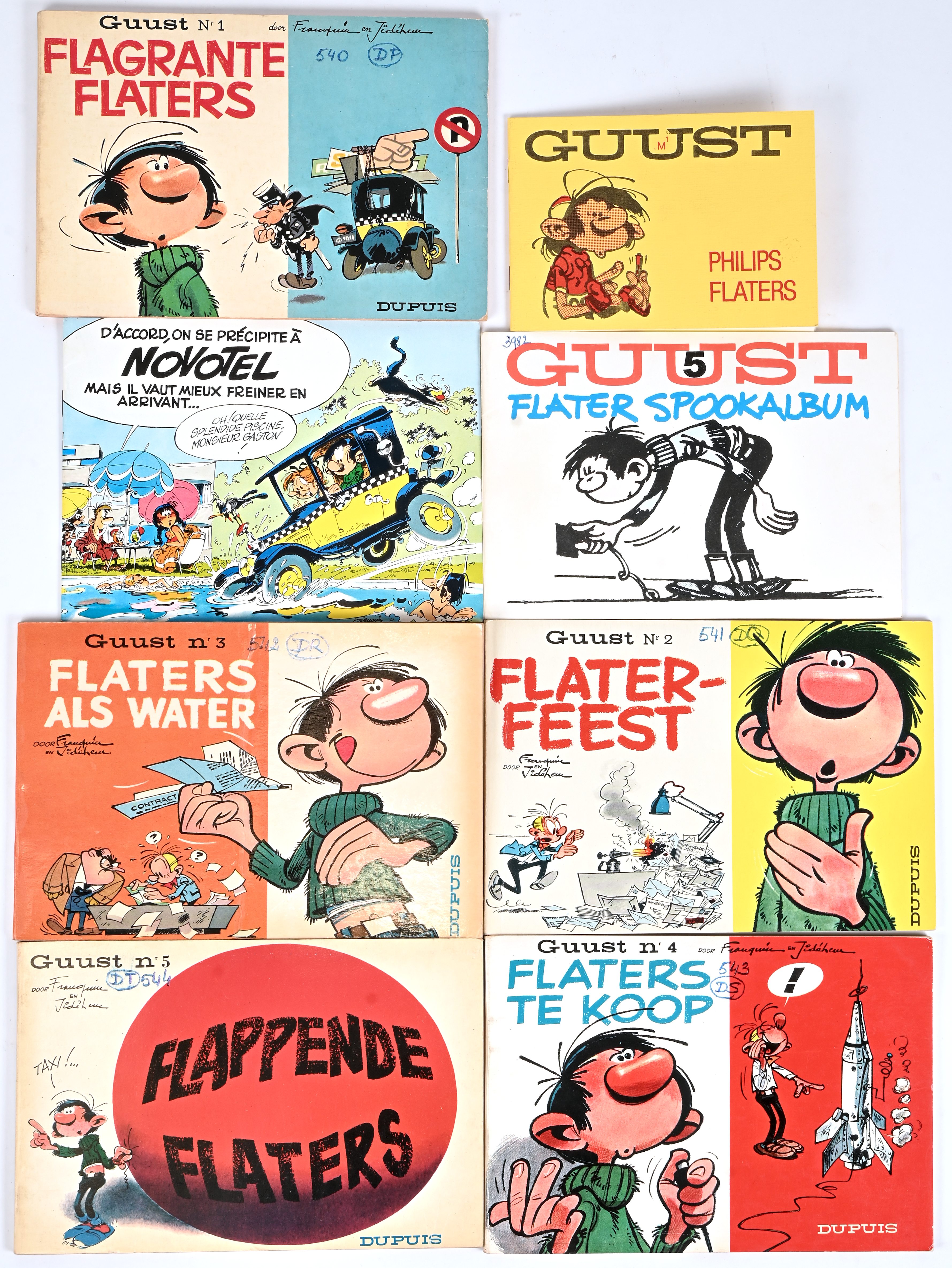 ‘Guust Flater’, de eerste vijf albums in oblong formaat. 1963-67. Toegevoegd een franstalige uitgave voor Novotel, Guust 5 ‘Flater spookalbum’ en ‘Philips Flaters’. Met geschreven markeringen op de kaft ‘Guust Flater’, de eerste vijf albums in oblong formaat. 1963-67. Toegevoegd een franstalige uitgave voor Novotel, Guust 5 ‘Flater spookalbum’ en ‘Philips Flaters’. Met geschreven markeringen op de kaft.