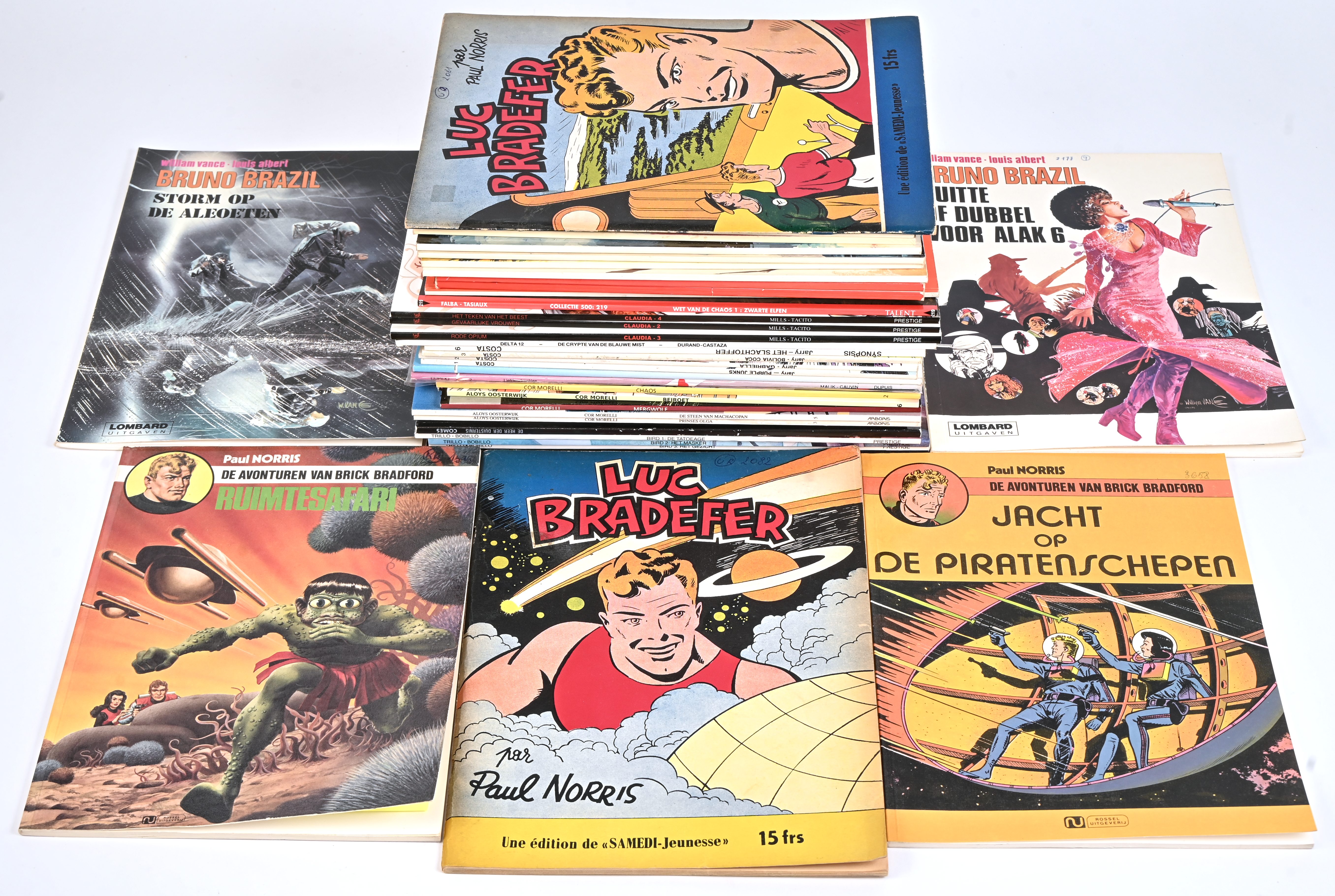 Een partij stripalbums met titels uit de reeksen: ‘Bezweringen’ (1), ‘Bird’ (3), ‘Comes’ (1), ‘Cosmos Milady (1), ‘Cor Morelli’ (5), ‘Cupido’ (2), ‘Costa’ (4), ‘De Crypte van de Blauwe Mist’ (1), ‘Claudia’ (3), ‘Wet van de Chaos’ (1),’Soldaten van Napoleon’ (1), ‘Bruno Brasil’ (10), ‘De Avonturen van Brick Bradford’ (2) en ‘Luc Bradefer’ (2 Franstalig). Mogelijk met geschreven markeringen op de kaft Een partij stripalbums met titels uit de reeksen: ‘Bezweringen’ (1), ‘Bird’ (3), ‘Comes’ (1), ‘Cosmos Milady (1), ‘Cor Morelli’ (5), ‘Cupido’ (2), ‘Costa’ (4), ‘De Crypte van de Blauwe Mist’ (1), ‘Claudia’ (3), ‘Wet van de Chaos’ (1),’Soldaten van Napoleon’ (1), ‘Bruno Brasil’ (10), ‘De Avonturen van Brick Bradford’ (2) en ‘Luc Bradefer’ (2 Franstalig). Mogelijk met geschreven markeringen op de kaft.