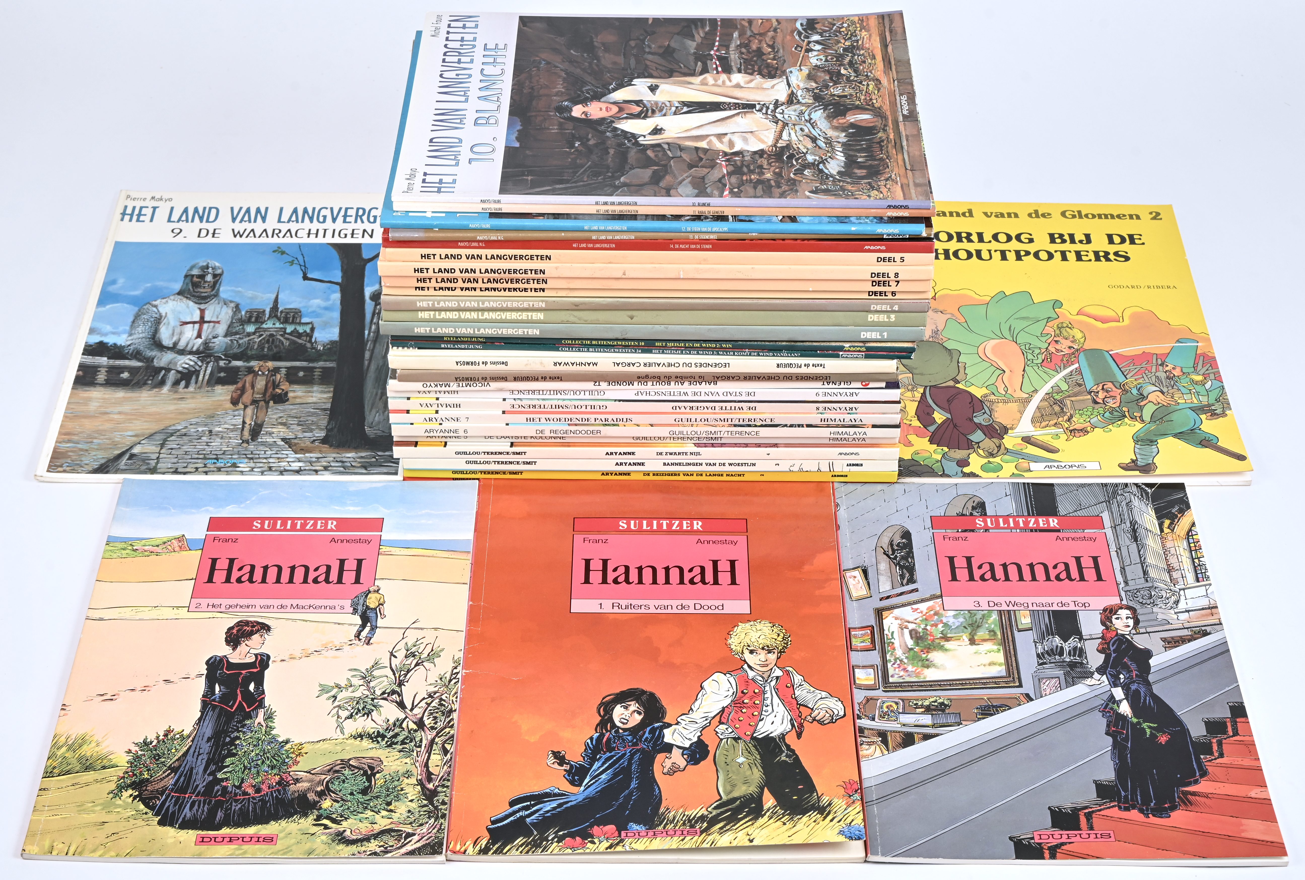 Een partij stripalbums met titels uit de reeksen: ‘Aryanne’ (9, hardcovers), ‘ Balade au Bout du Monde’ (1 Franstalige hardcover), ‘Cargal’ (2 Franstalige hardcovers), ‘Het Meisje en de Wind’ (3), ‘Het Land van Langvergeten’ (13 waarvan 8 hardcover), ‘Het Land van de Glomen (1) en ‘Hannah’ (3). Mogelijk met geschreven markeringen op de kaft Een partij stripalbums met titels uit de reeksen: ‘Aryanne’ (9, hardcovers), ‘ Balade au Bout du Monde’ (1 Franstalige hardcover), ‘Cargal’ (2 Franstalige hardcovers), ‘Het Meisje en de Wind’ (3), ‘Het Land van Langvergeten’ (13 waarvan 8 hardcover), ‘Het Land van de Glomen (1) en ‘Hannah’ (3). Mogelijk met geschreven markeringen op de kaft.
