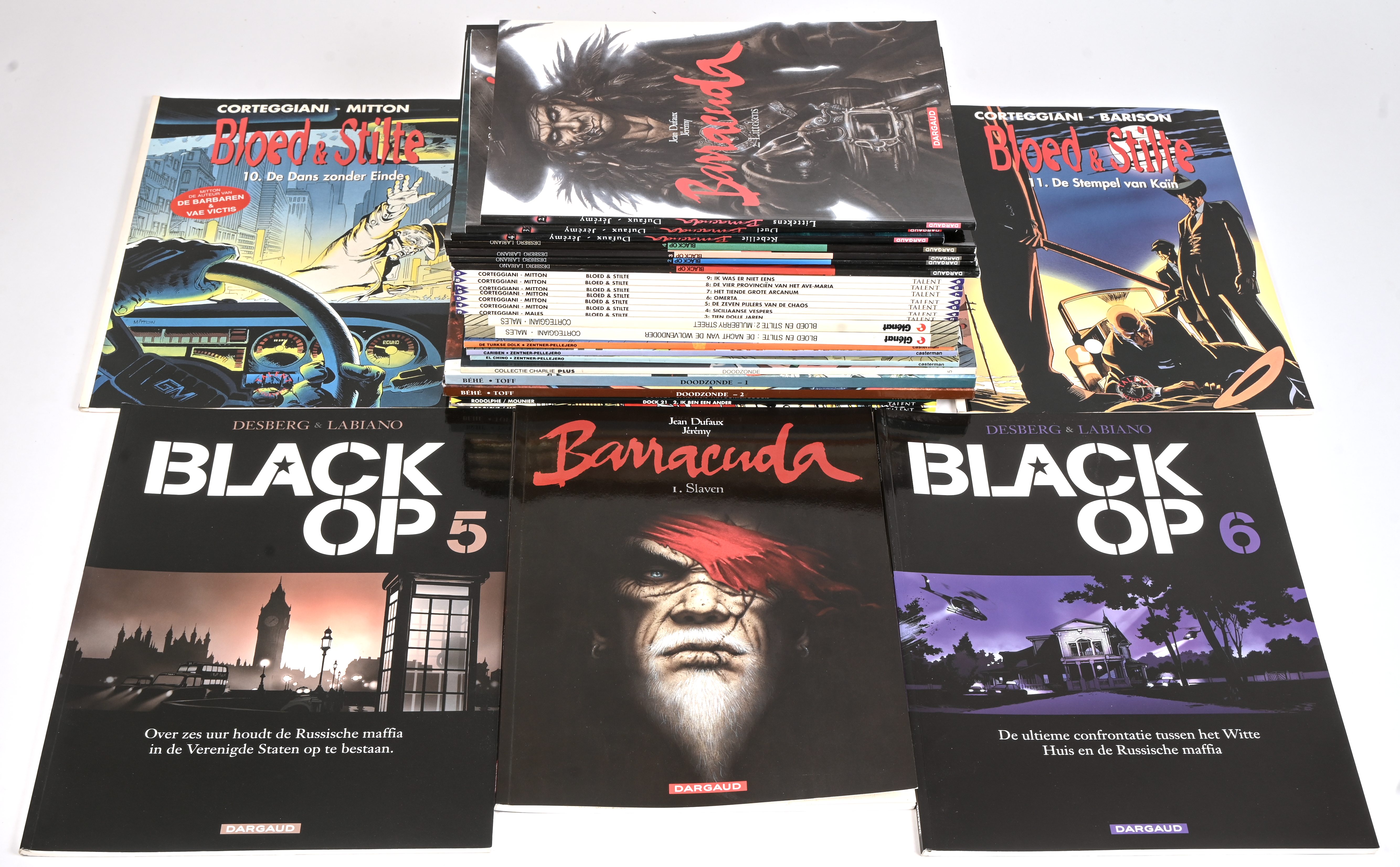 Een partij stripalbums met titels uit de reeksen: ‘Dock 21’ (3), ‘Doodzonde’ (3 waarvan 2 hardcover), ‘De Avonturen van Dieter Lumpen’ (3), ‘Bloed en Stilte’ (11 waarvan 2 hardcover), ‘Black Op’ (6) en ‘Barracuda’ (4). Mogelijk met geschreven markeringen op de kaft Een partij stripalbums met titels uit de reeksen: ‘Dock 21’ (3), ‘Doodzonde’ (3 waarvan 2 hardcover), ‘De Avonturen van Dieter Lumpen’ (3), ‘Bloed en Stilte’ (11 waarvan 2 hardcover), ‘Black Op’ (6) en ‘Barracuda’ (4). Mogelijk met geschreven markeringen op de kaft.
